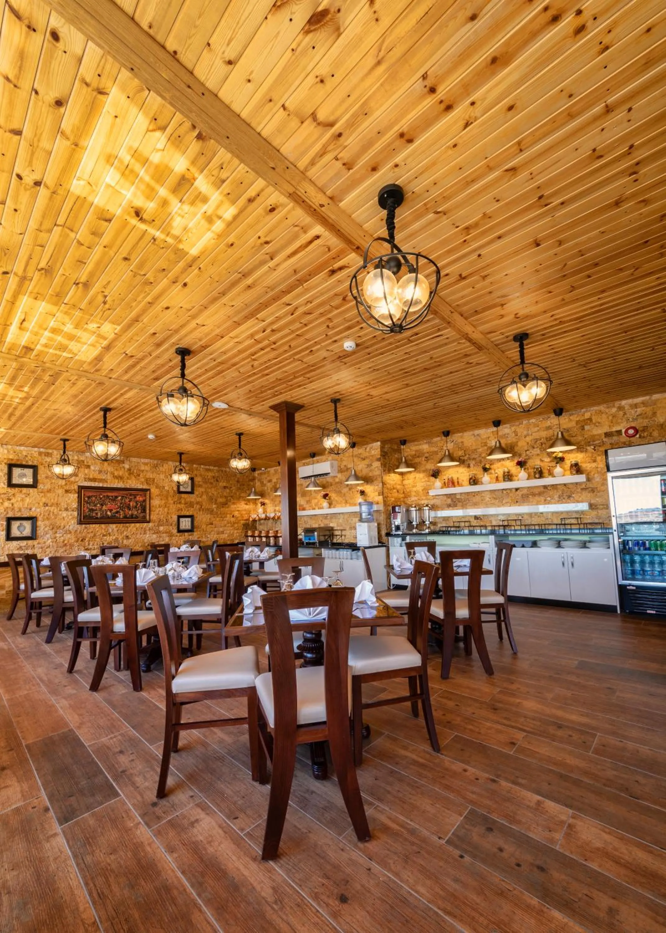 Restaurant/places to eat in Town Season Hotel