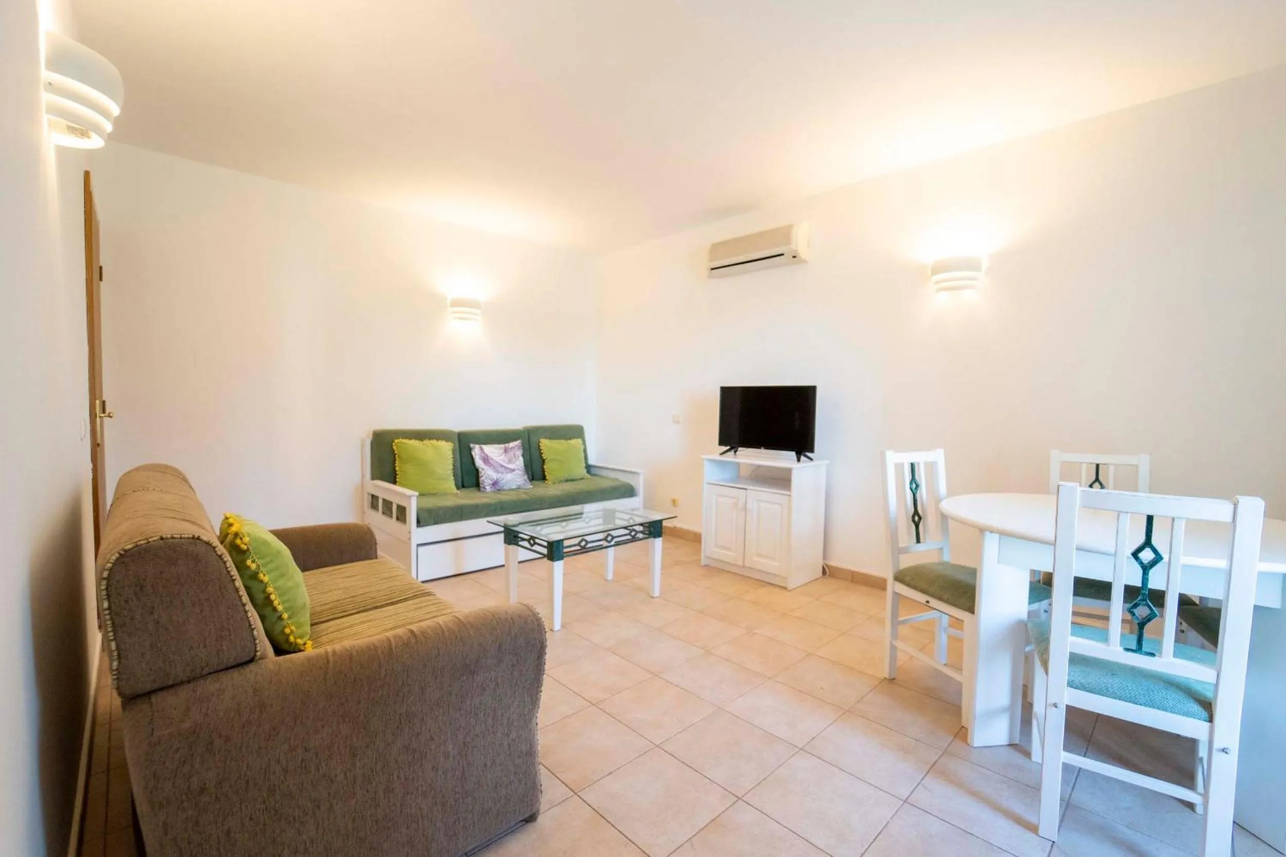 Apartamentos Monte dos Avós, Albufeira by AlgarveBlossom