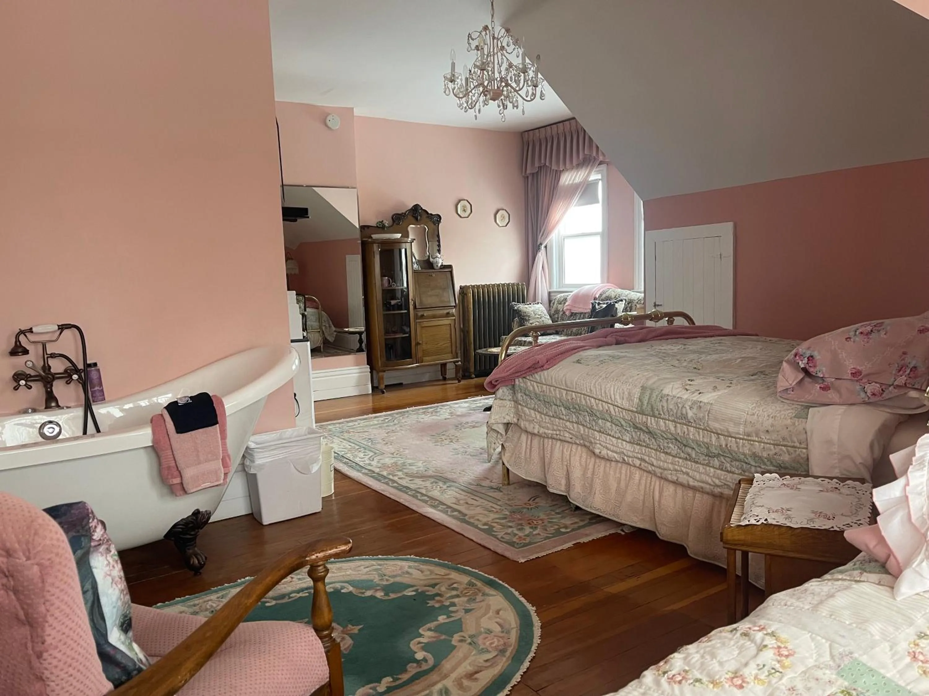 Bed in Wakamow Heights Bed and Breakfast