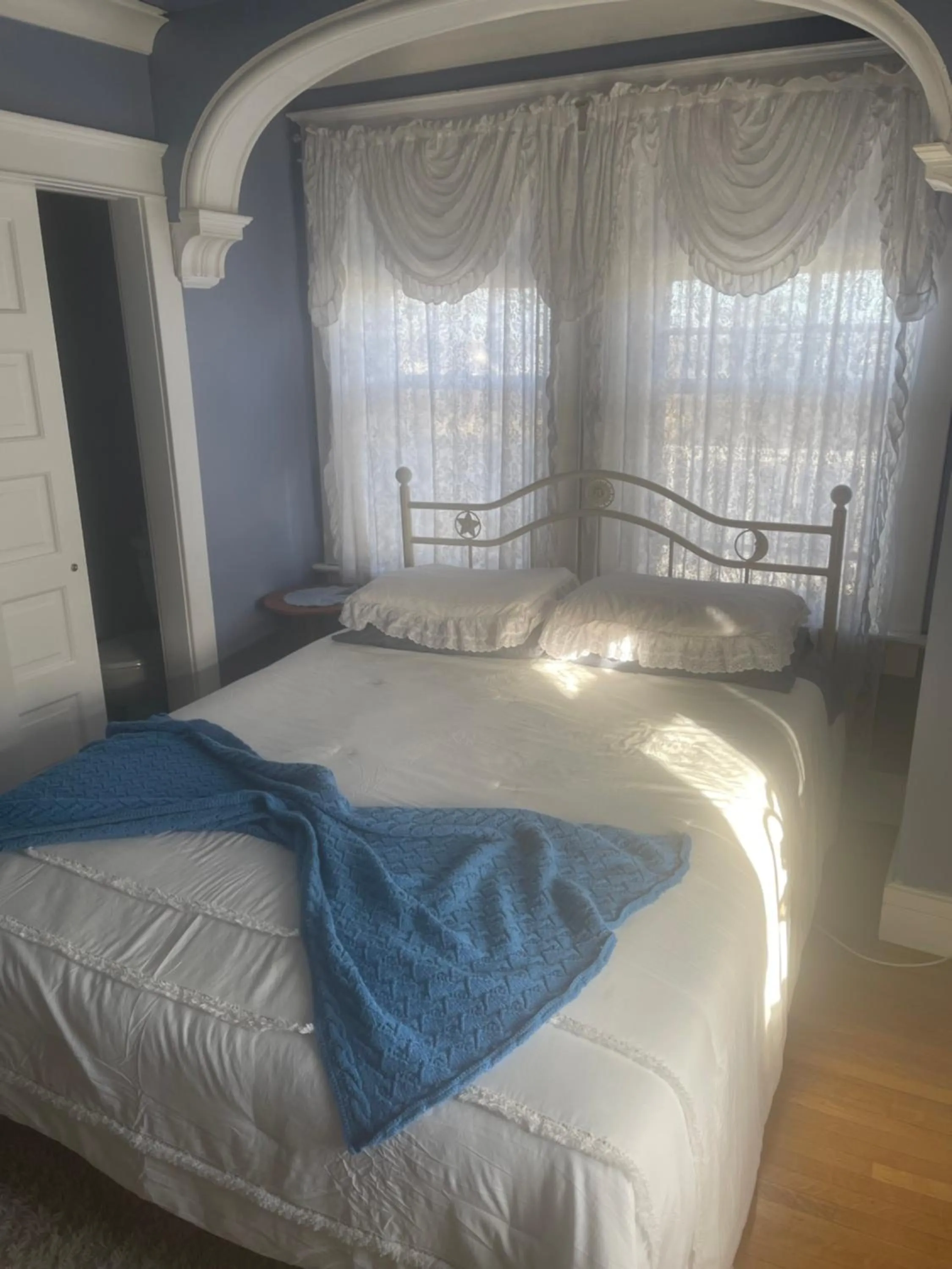 Bed in Wakamow Heights Bed and Breakfast