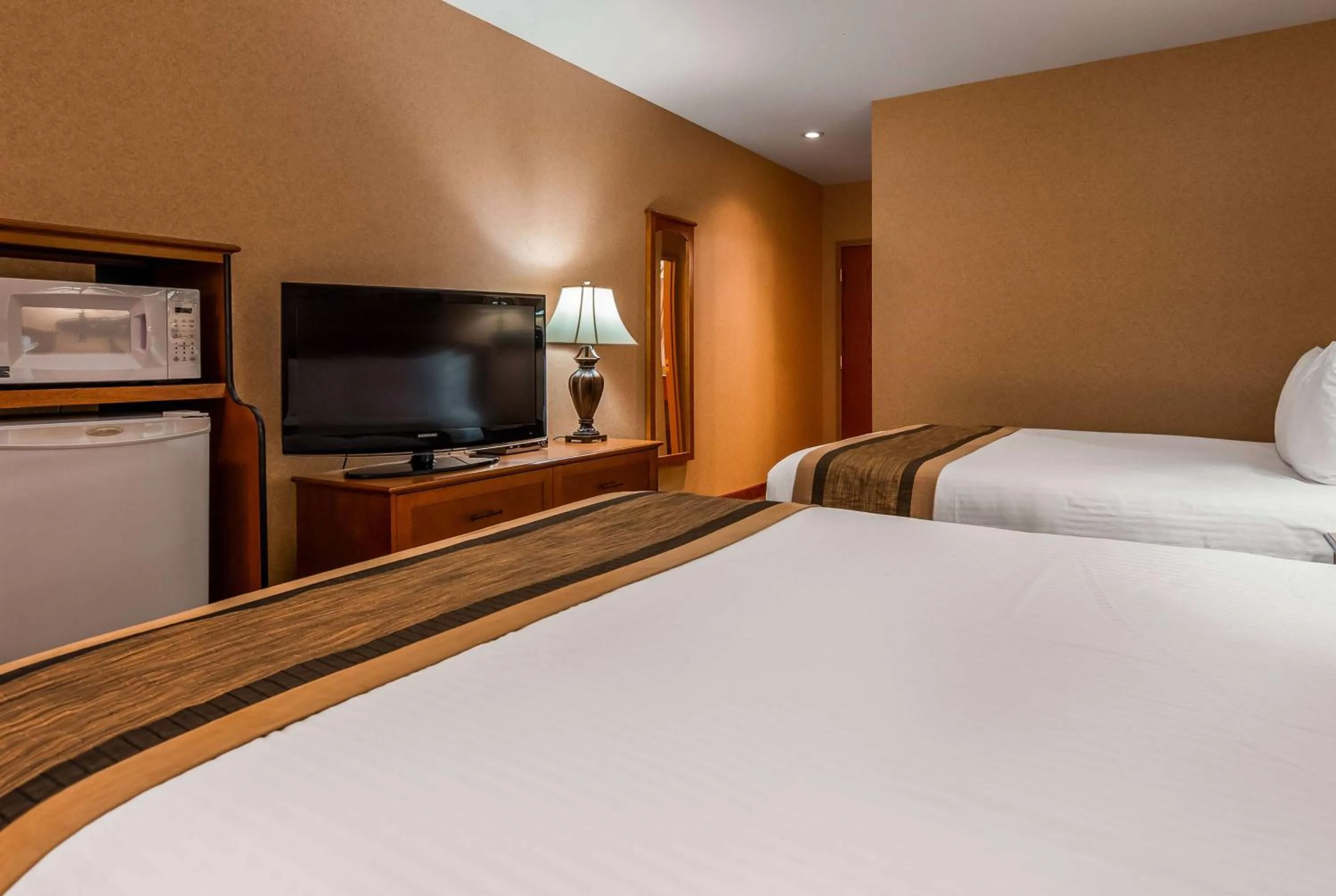 Photo of the whole room, Bed in Days Inn by Wyndham Swift Current
