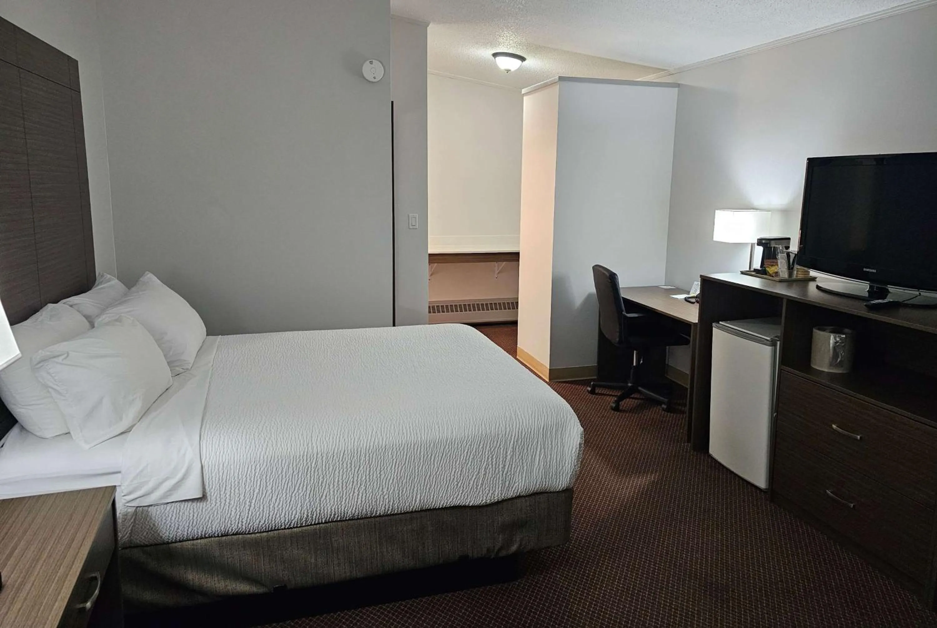 Photo of the whole room, Bed in Days Inn by Wyndham Swift Current