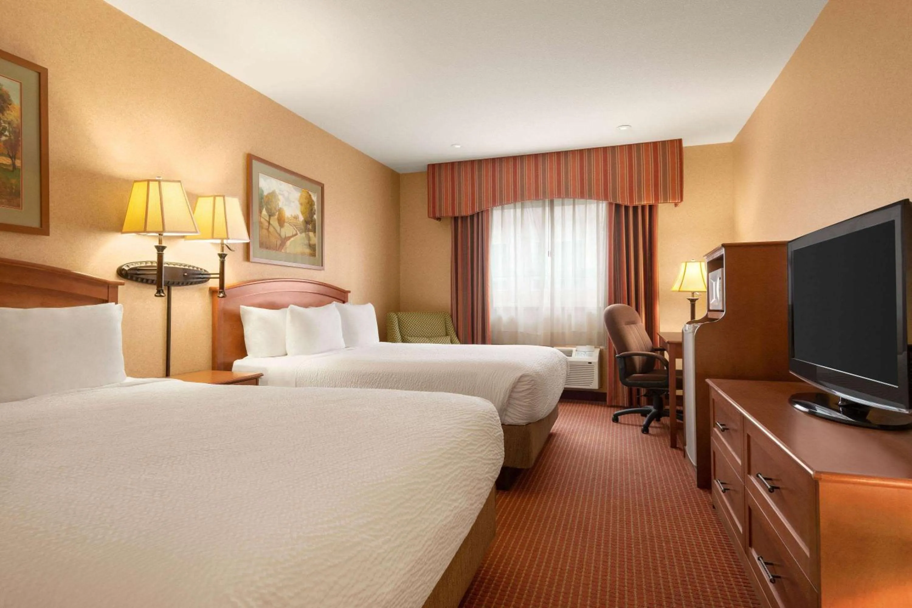 Photo of the whole room, Bed in Days Inn by Wyndham Swift Current