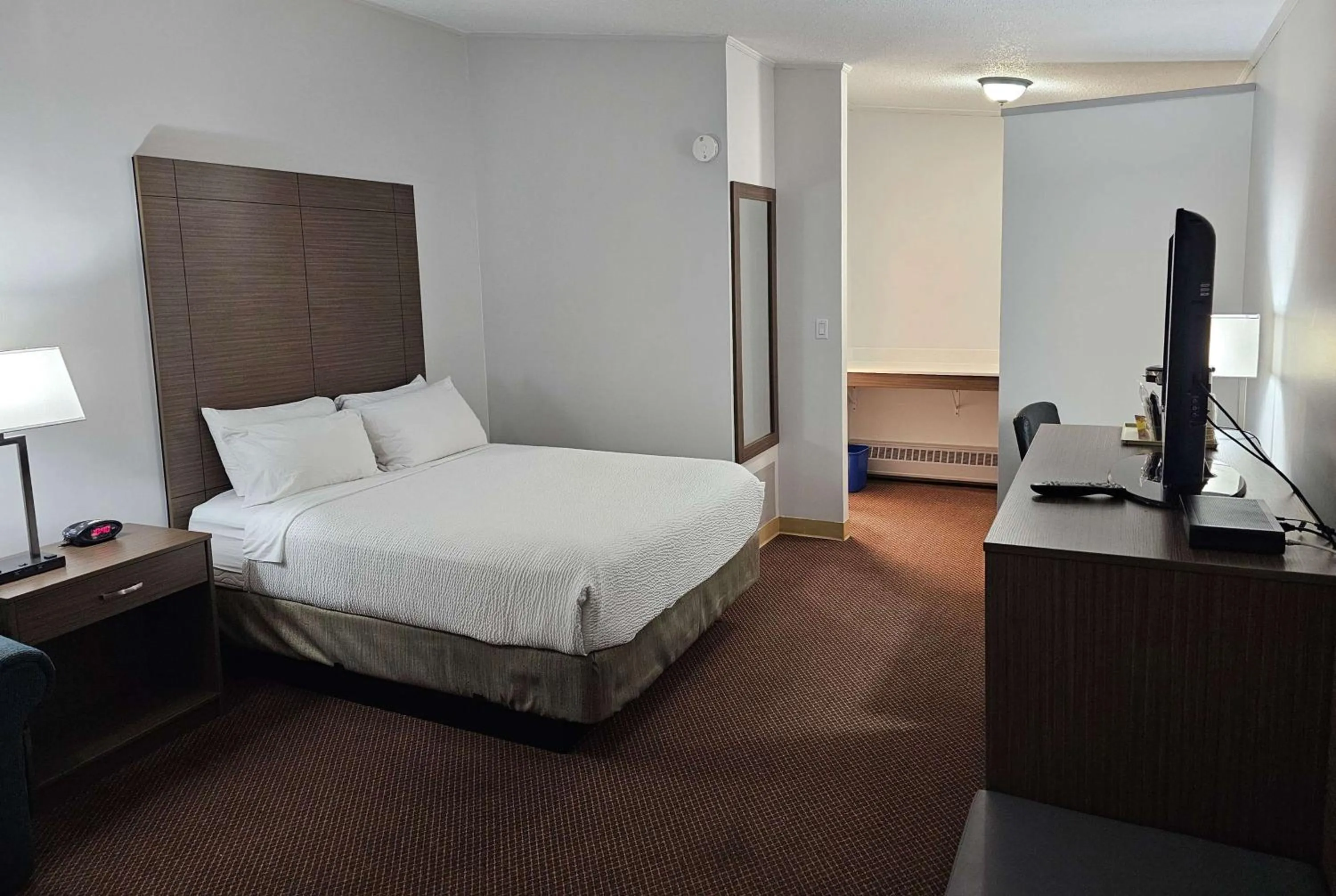Photo of the whole room, Bed in Days Inn by Wyndham Swift Current