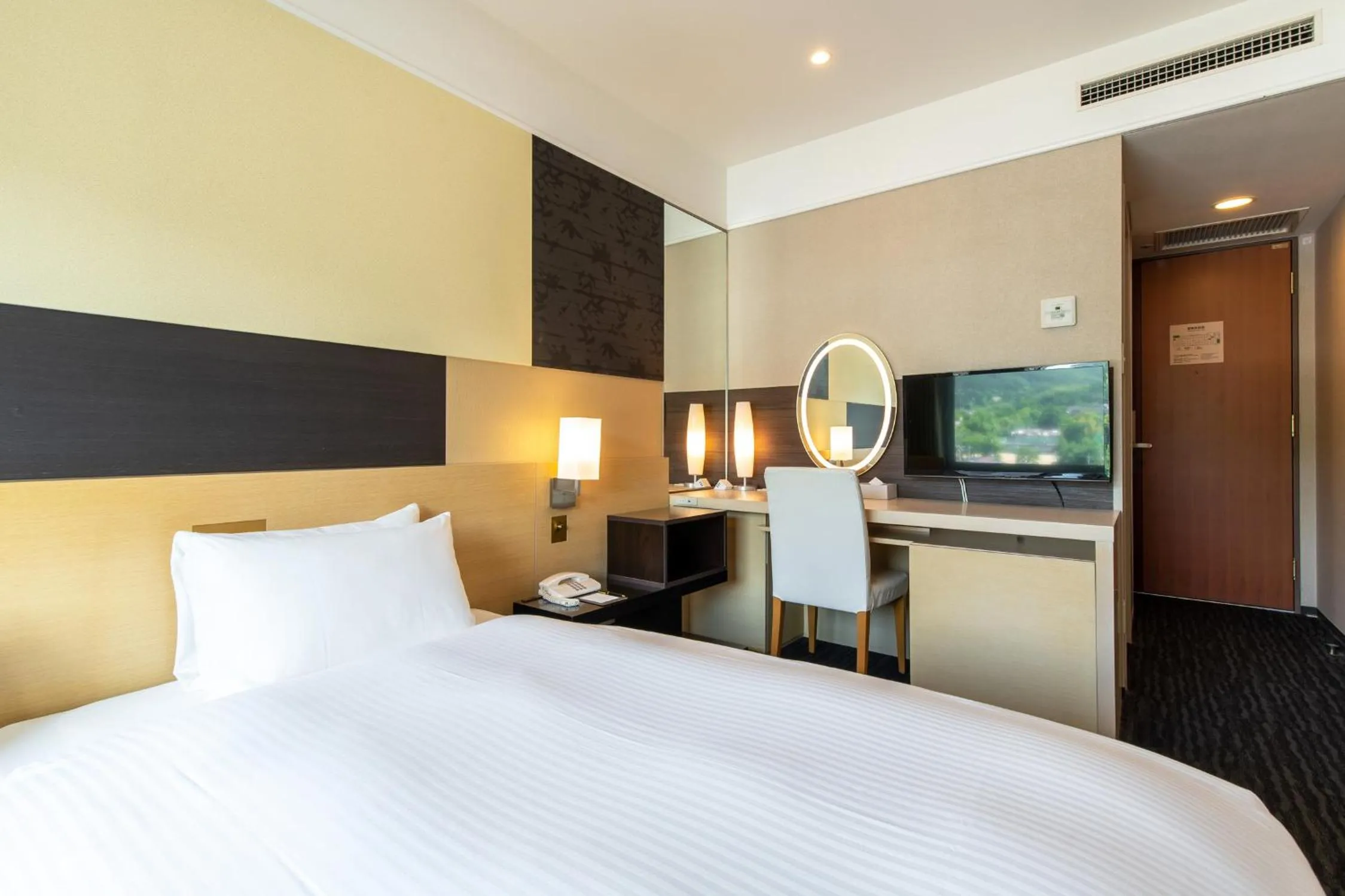 Bed in Kyoto Yamashina Hotel Sanraku