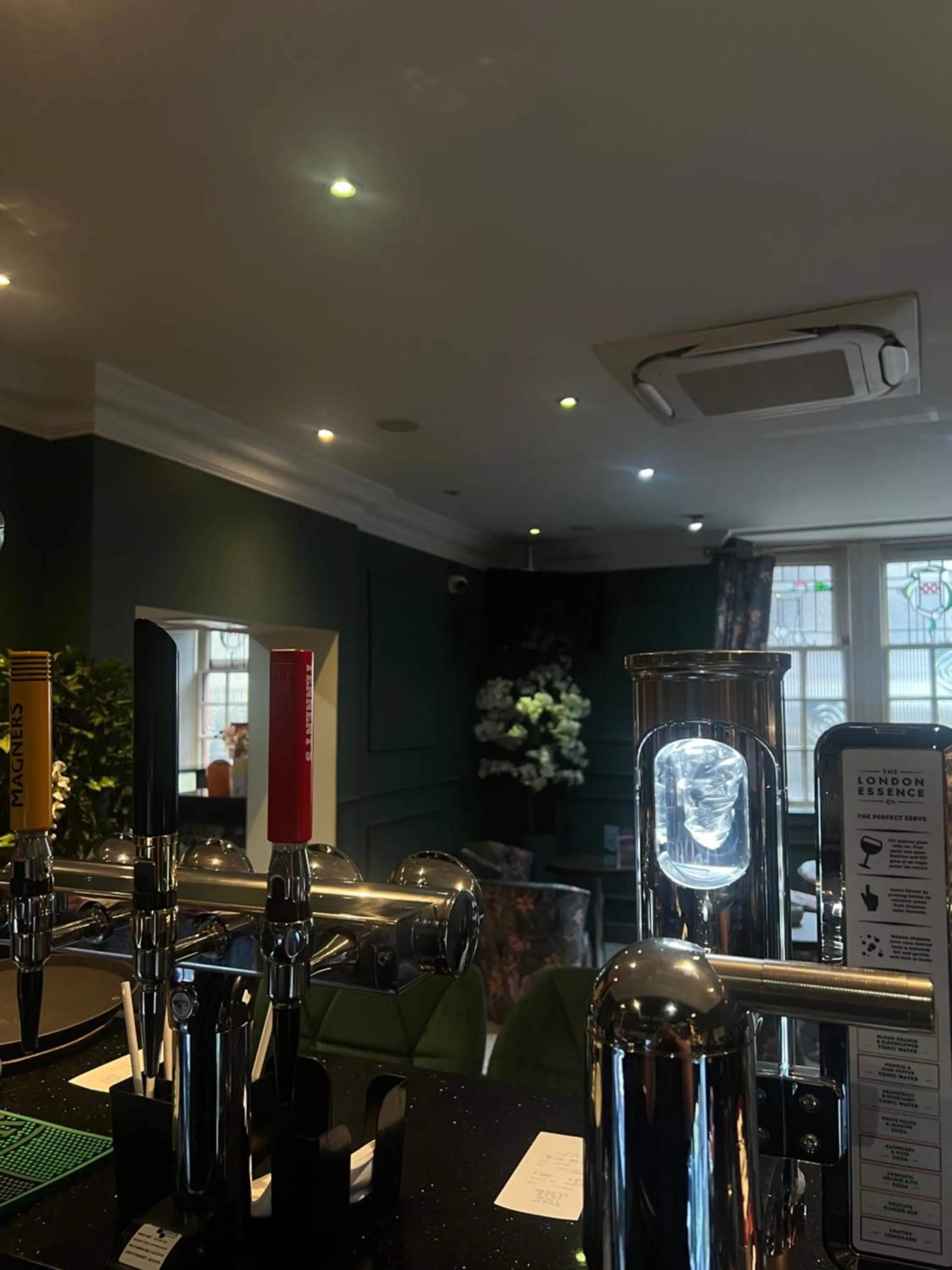 Restaurant/places to eat in The Popinjay Hotel