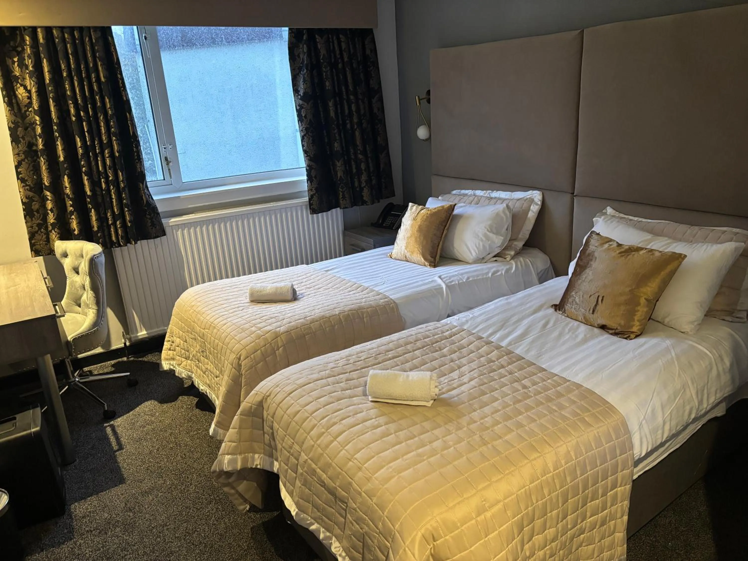 Bed in The Popinjay Hotel