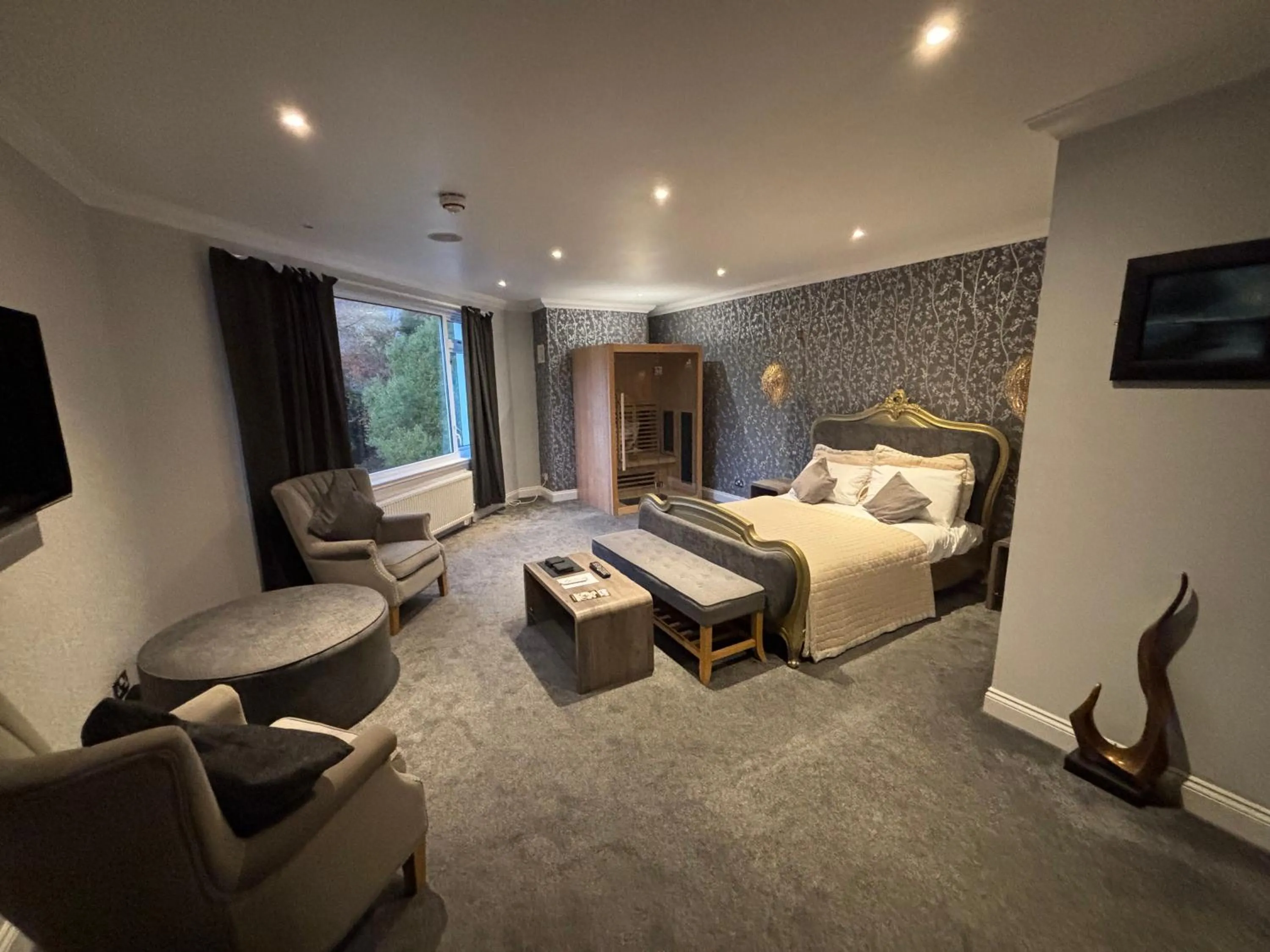 Seating area, Bed in The Popinjay Hotel