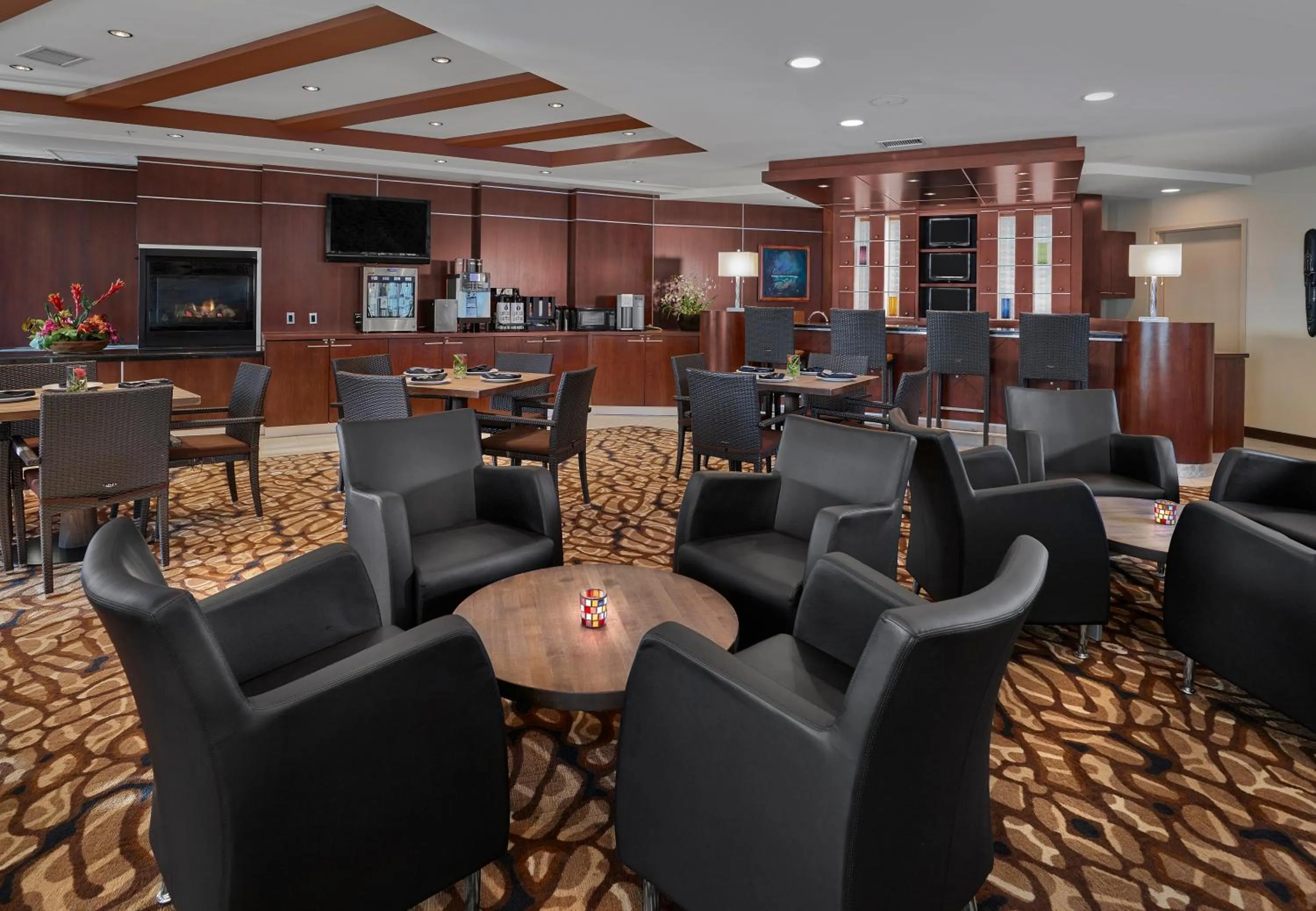 Communal lounge/ TV room in Metterra Hotel on Whyte