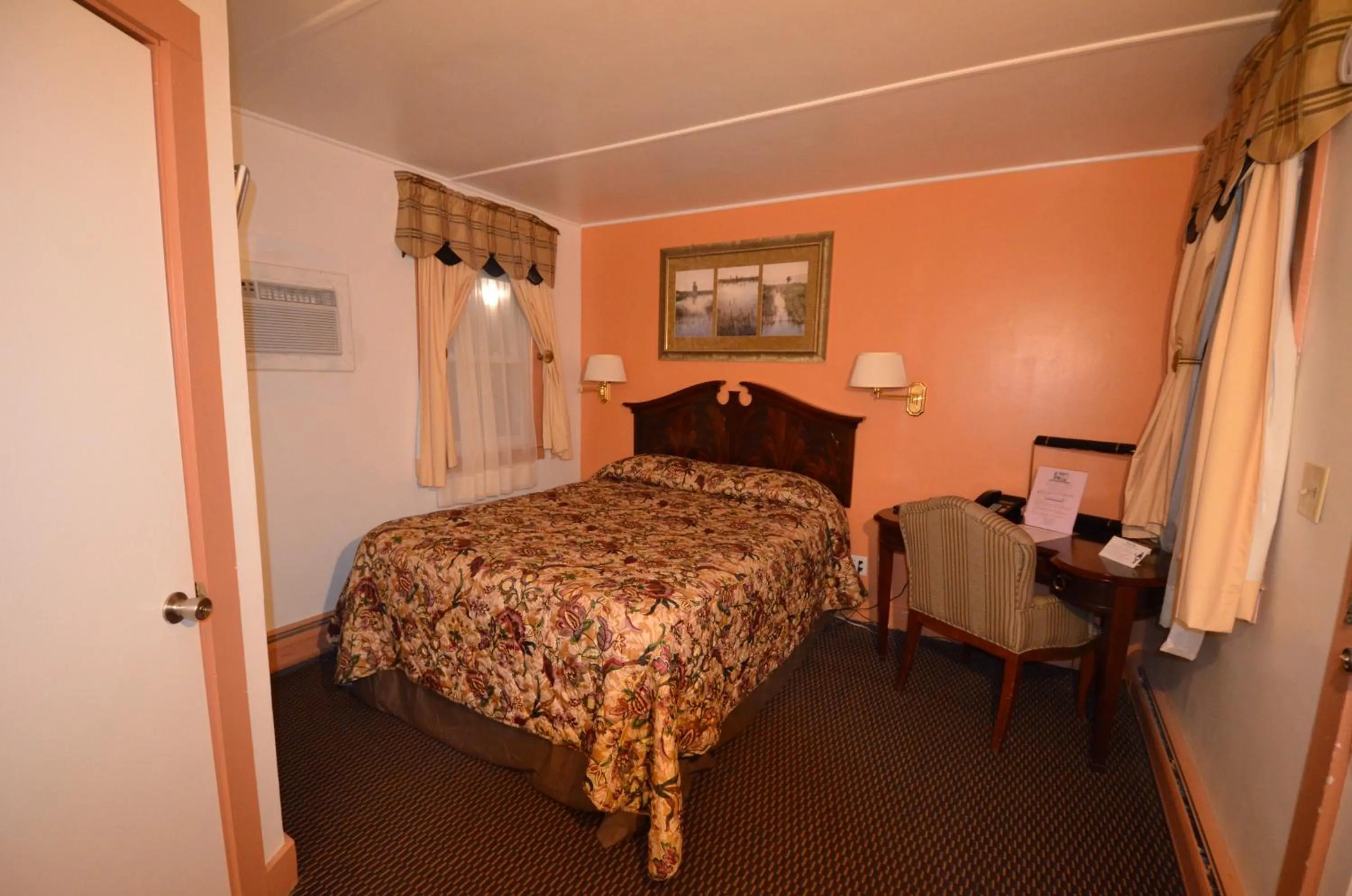 Photo of the whole room, Bed in Williamstown Motel