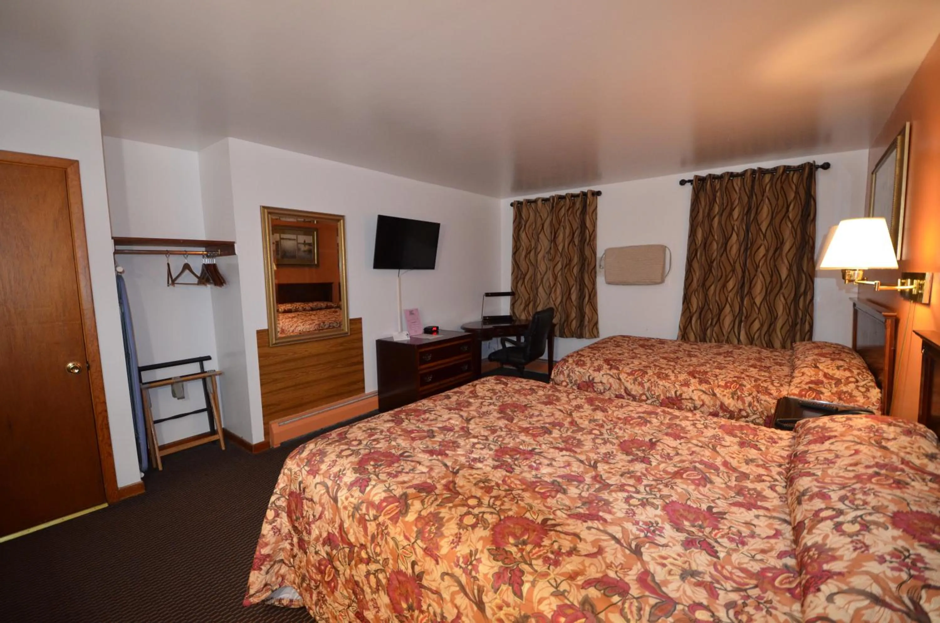 Photo of the whole room, Bed in Williamstown Motel