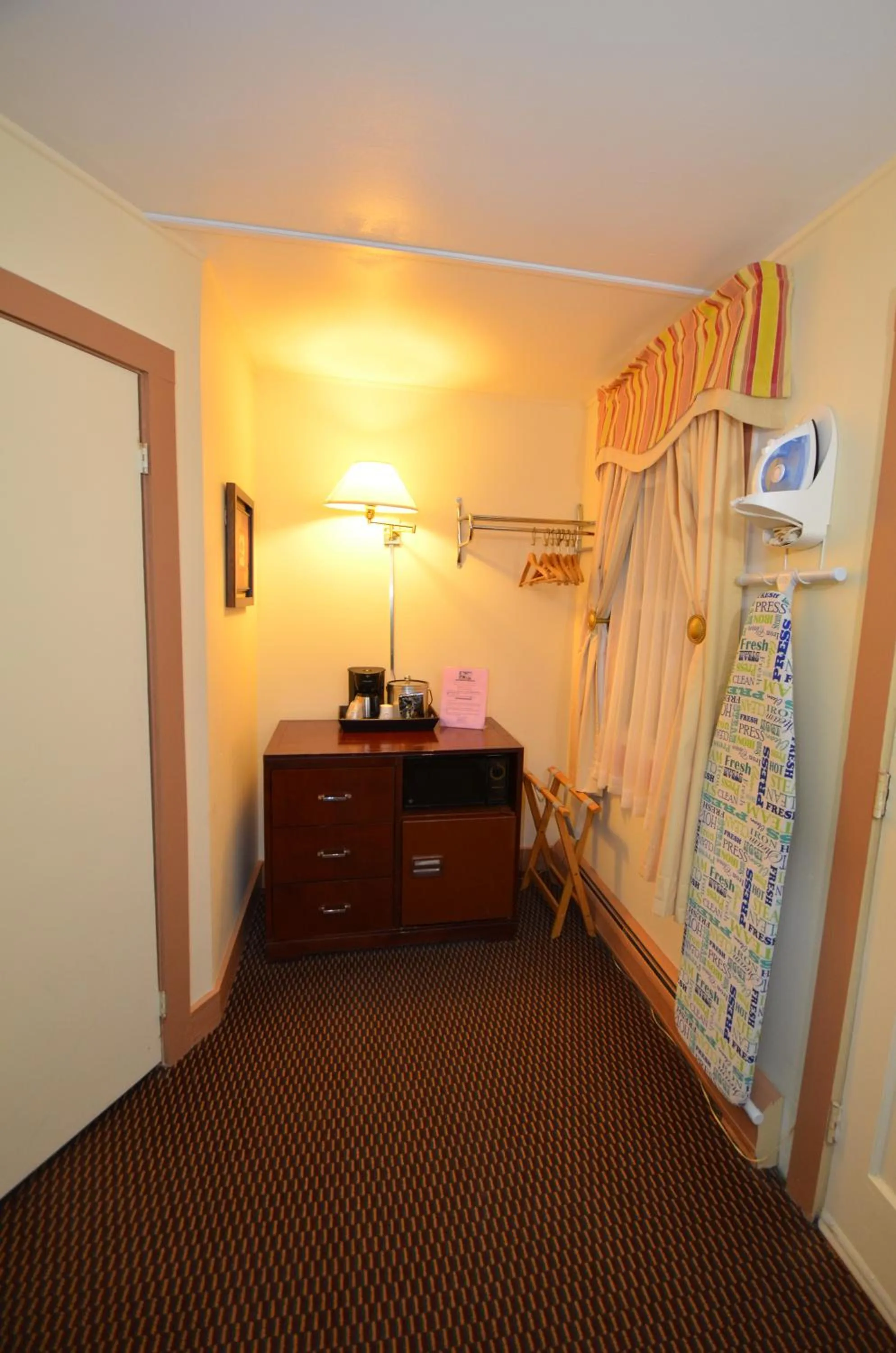 Coffee/tea facilities, Bed in Williamstown Motel