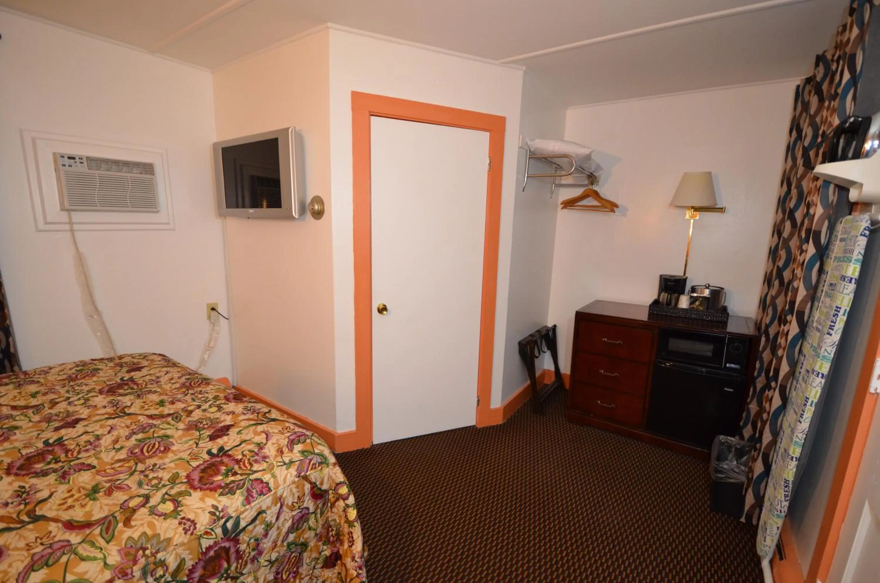 Photo of the whole room, Bed in Williamstown Motel