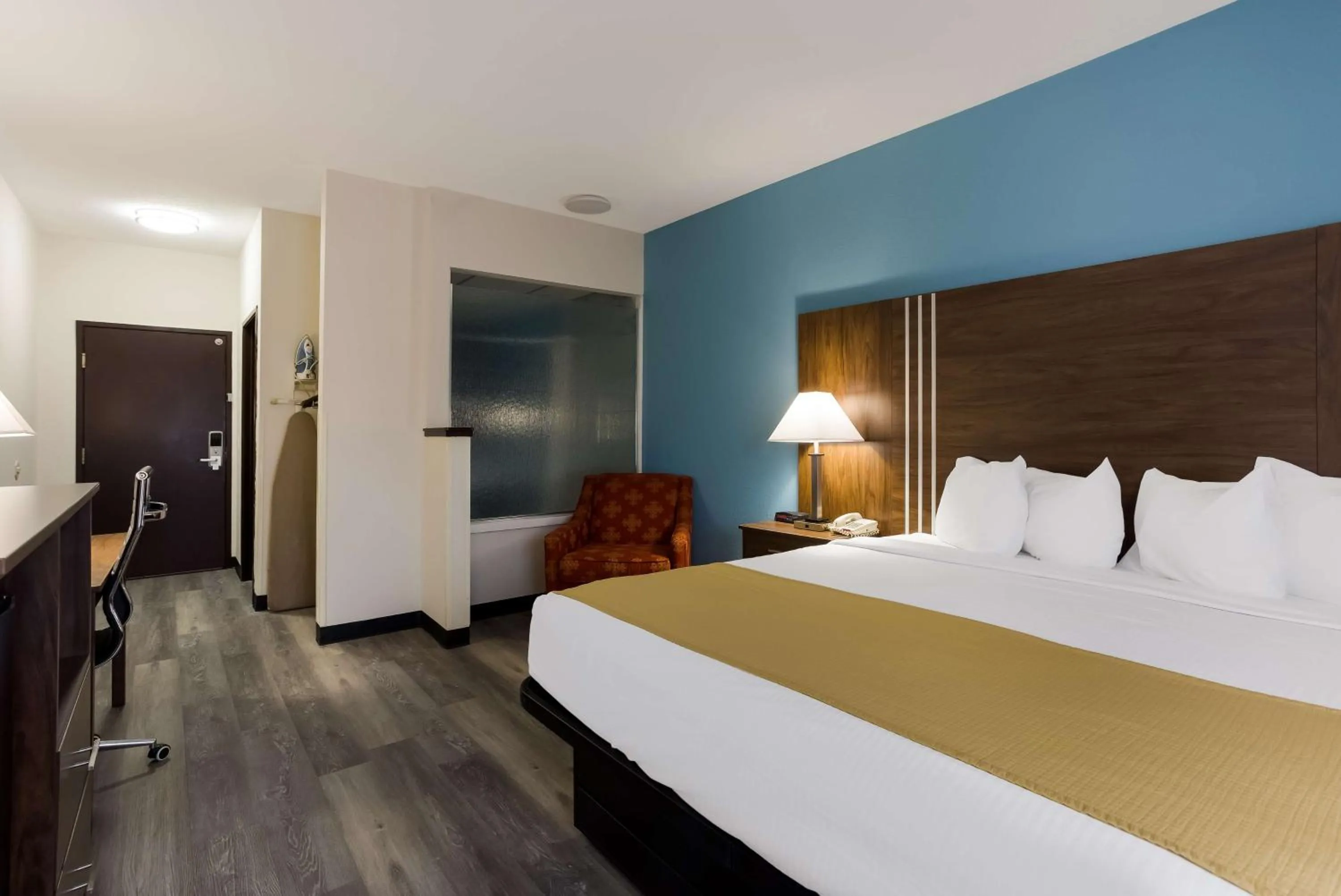 Bedroom, Bed in Best Western Crossroads Inn