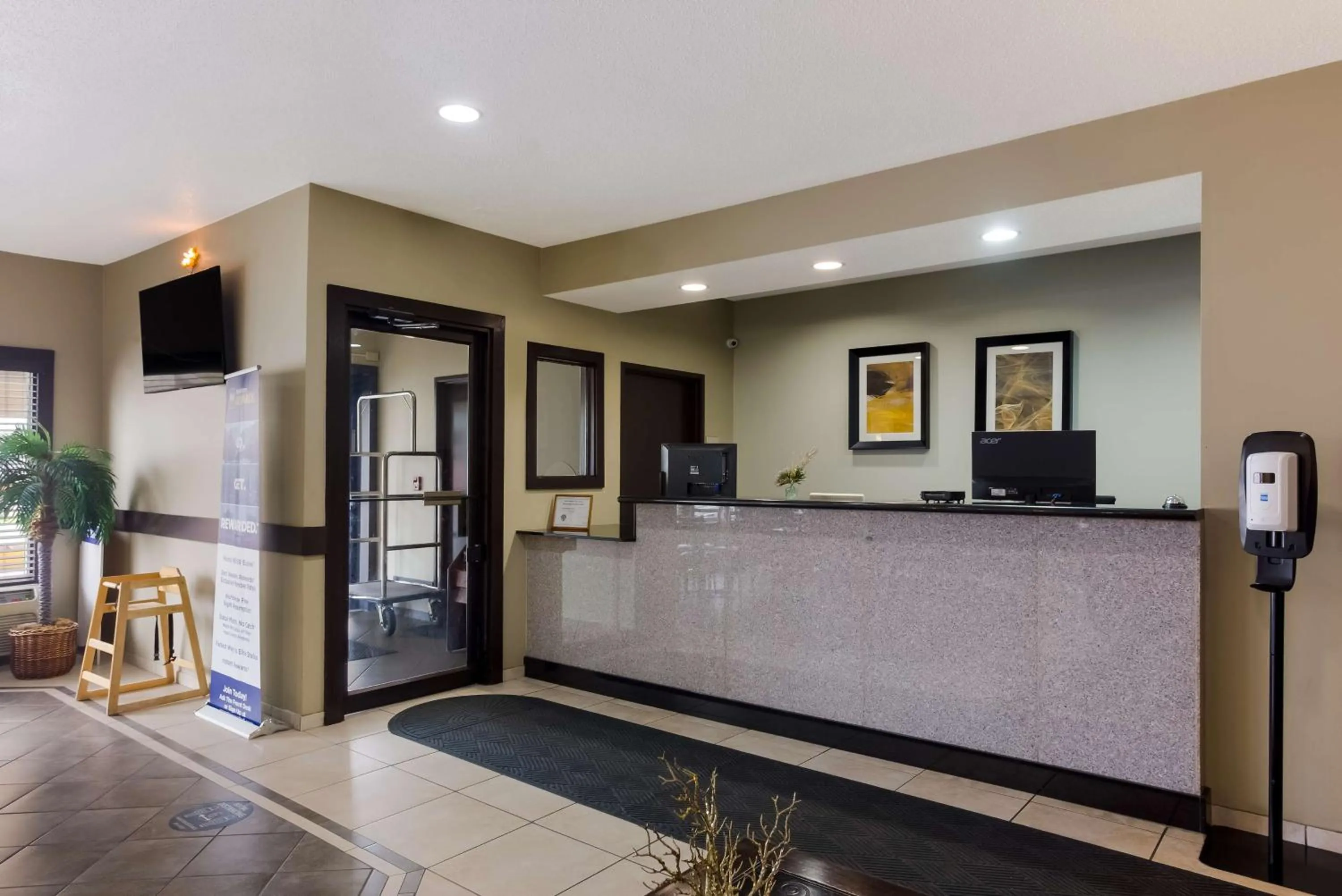 Lobby or reception in Best Western Crossroads Inn