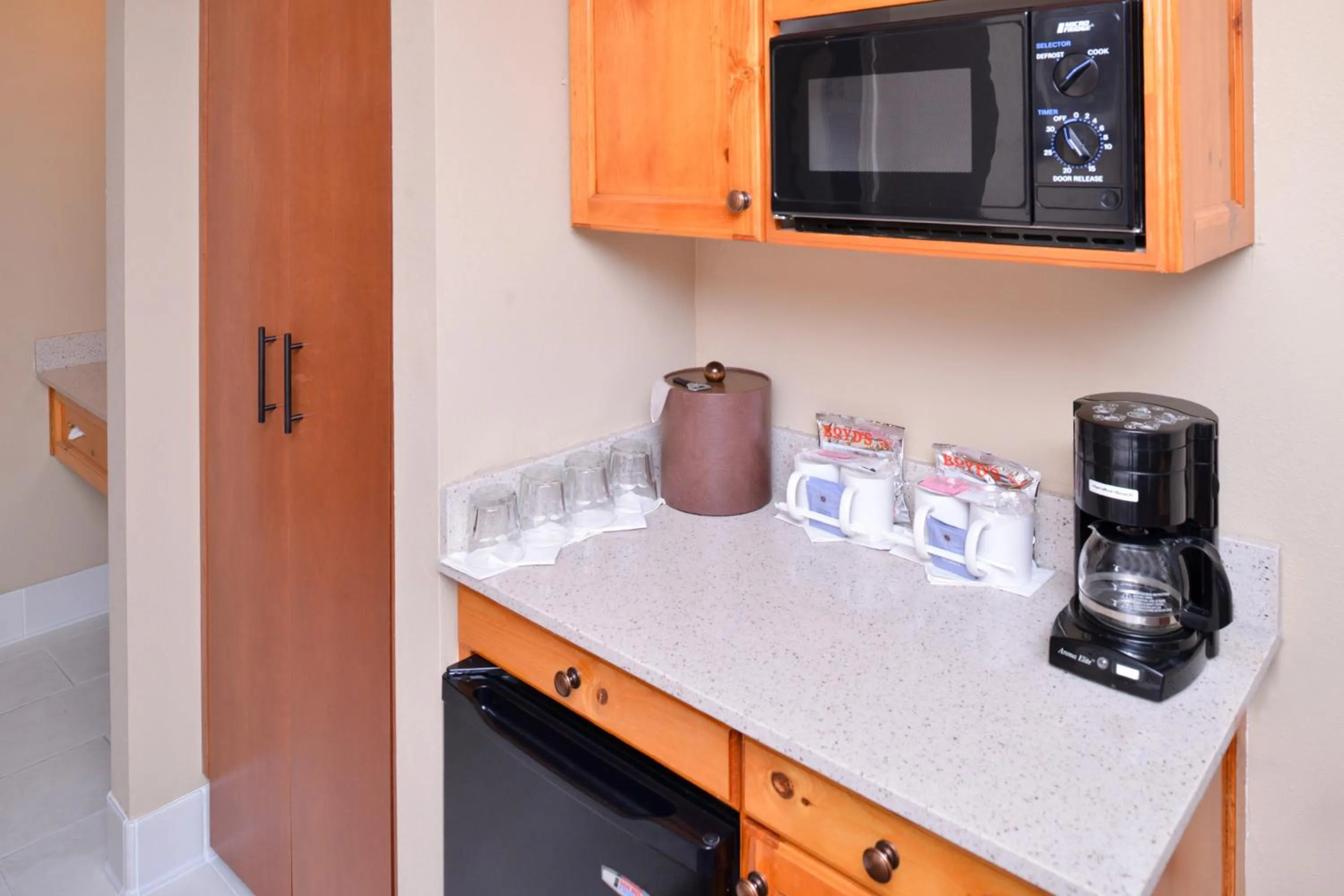Coffee/tea facilities in Best Western Plus Olympic Inn
