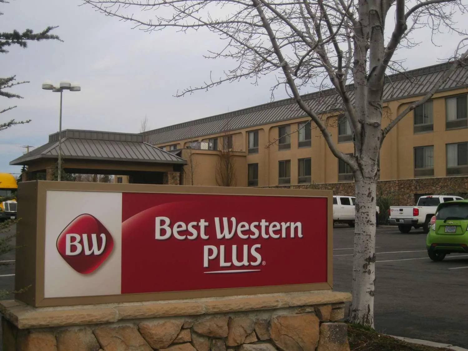 Property building in Best Western Plus Olympic Inn