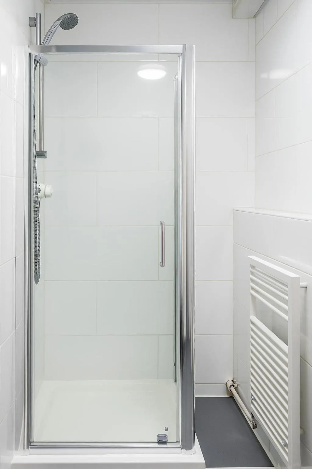 Shower in The Hand Hotel