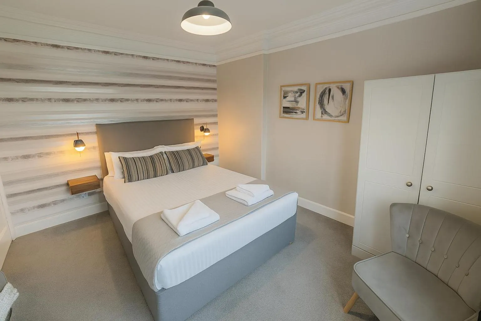 Bed in The Hand Hotel