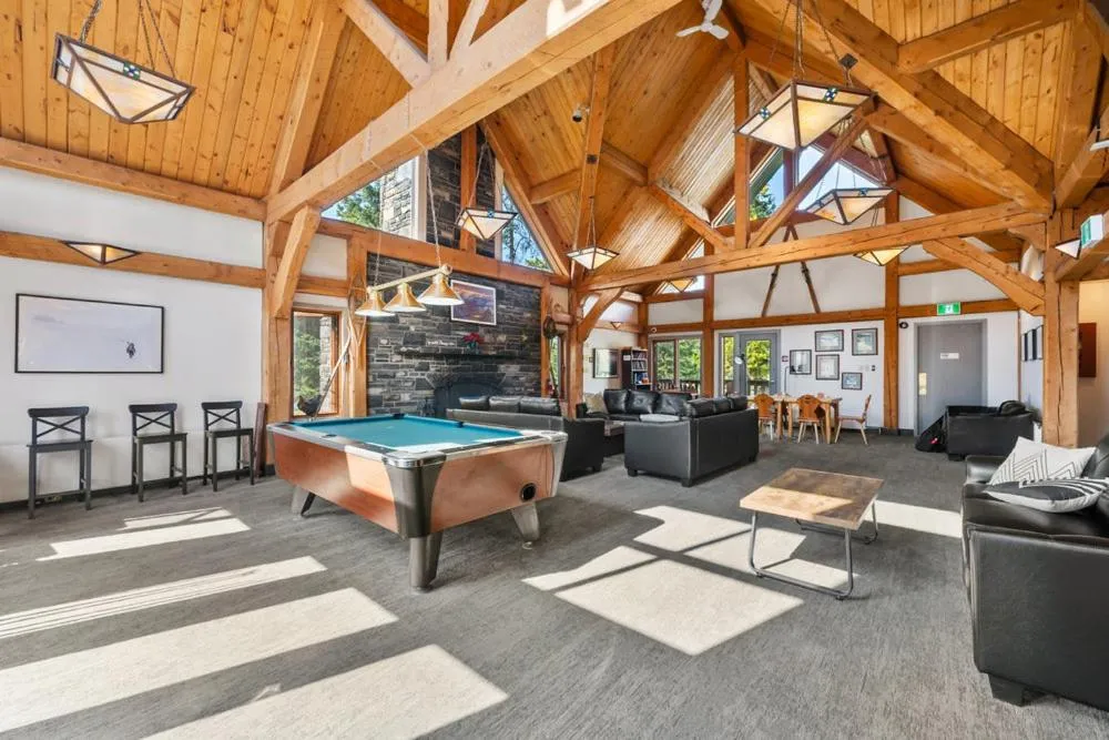 Living room in HI Lake Louise Alpine Centre - Hostel
