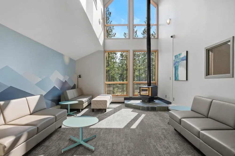 Living room in HI Lake Louise Alpine Centre - Hostel