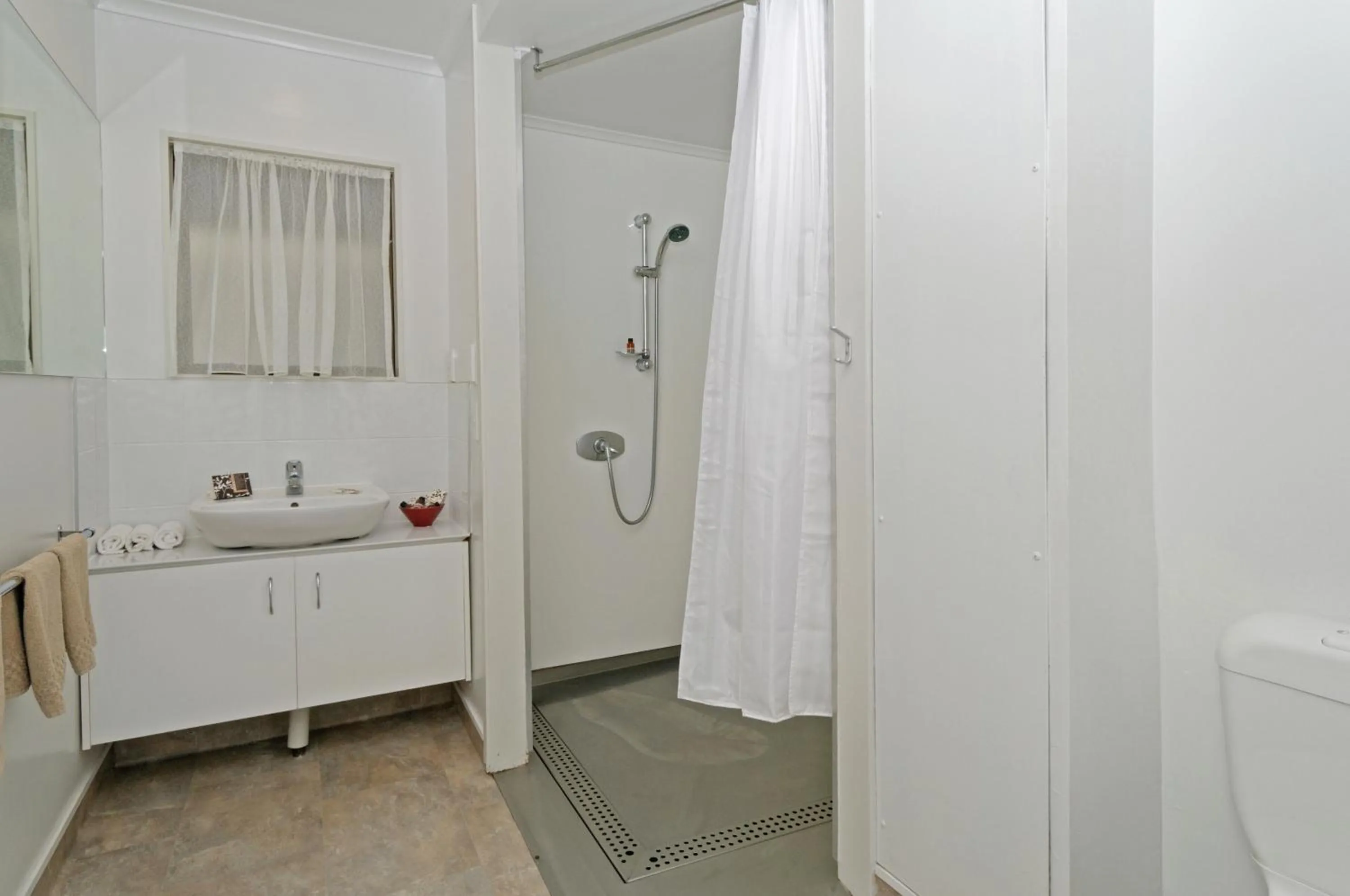 Bathroom in Airport Harbour Motel