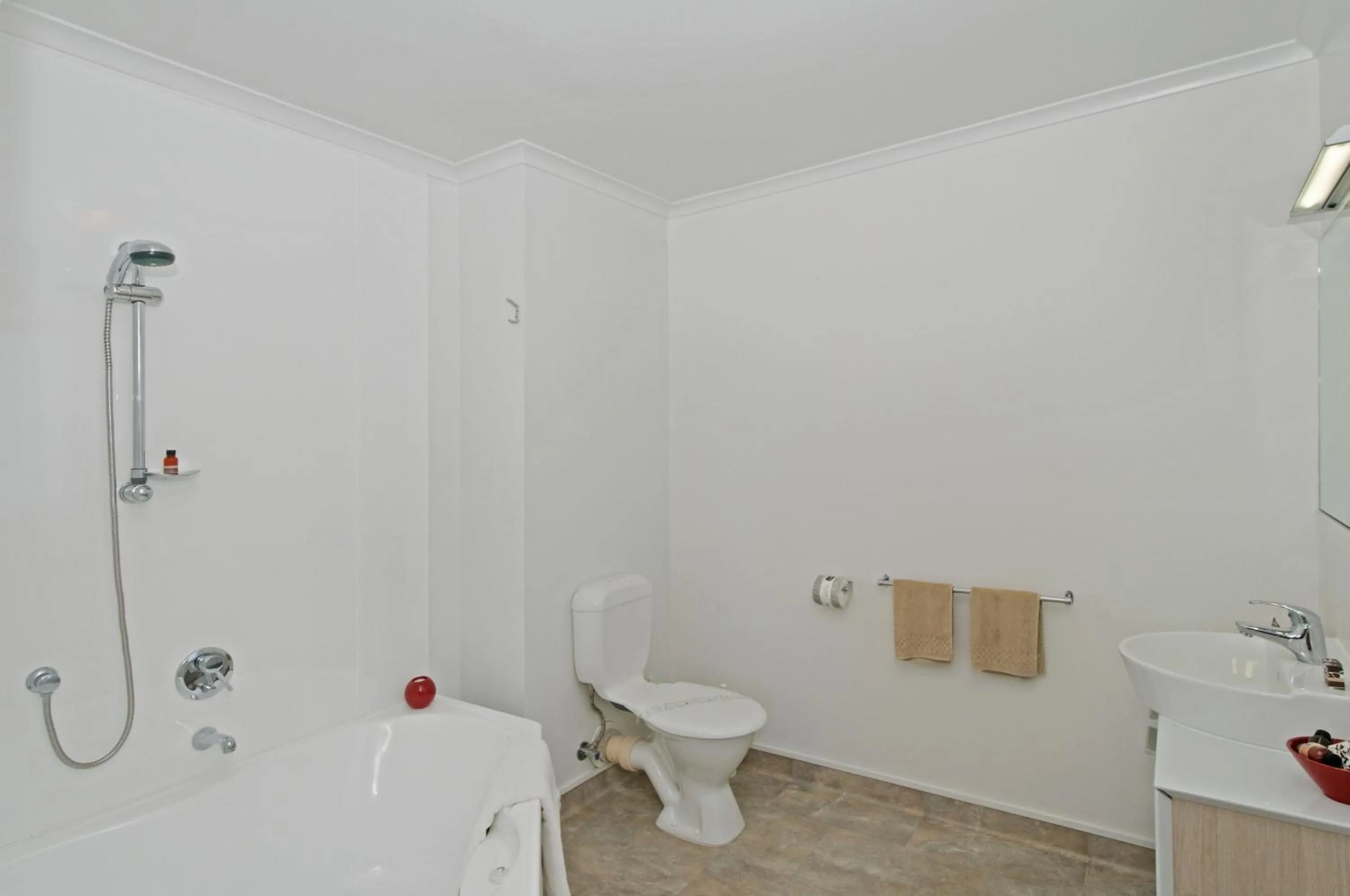 Bathroom in Airport Harbour Motel