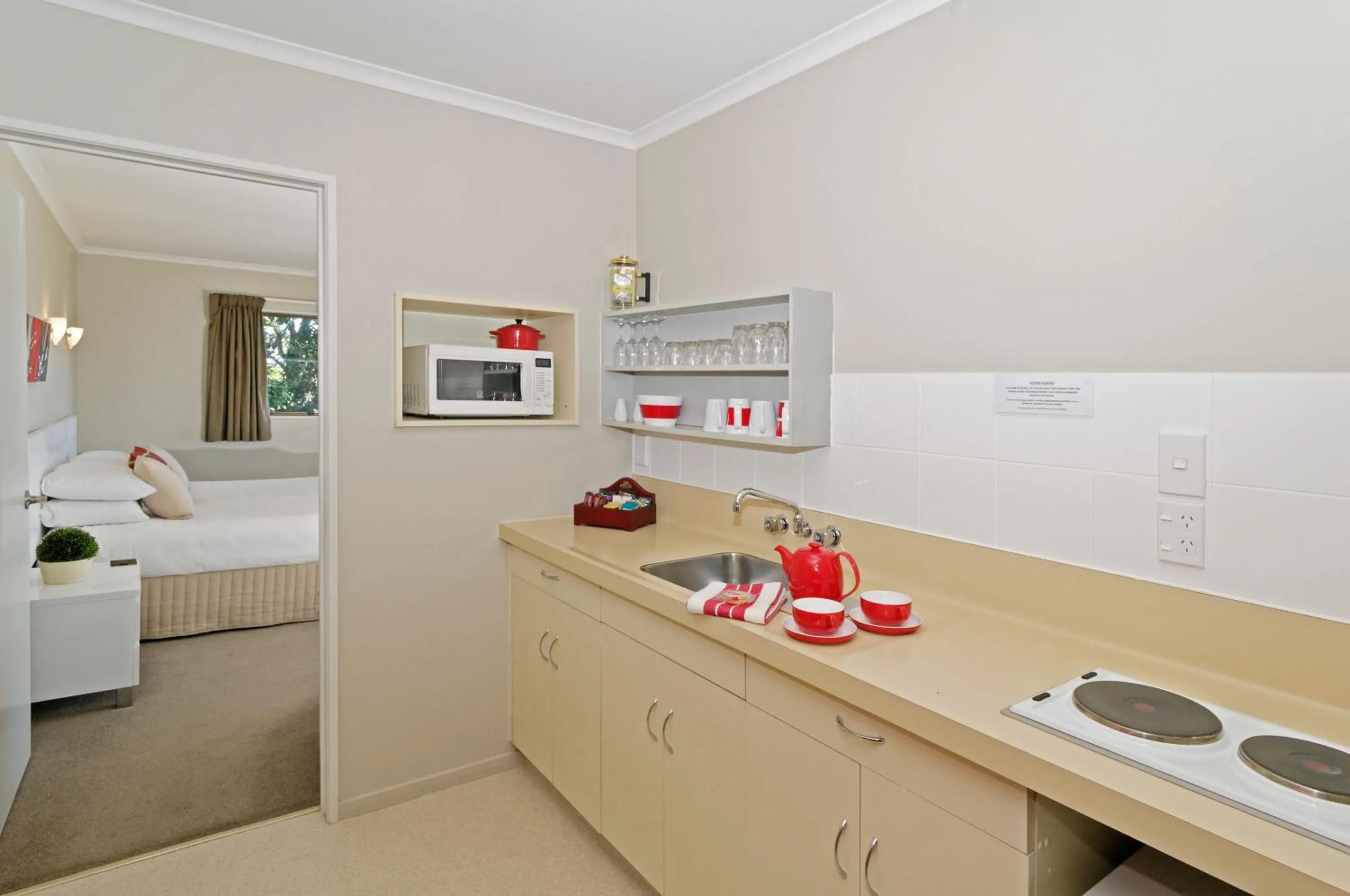 Kitchen or kitchenette, Bed in Airport Harbour Motel