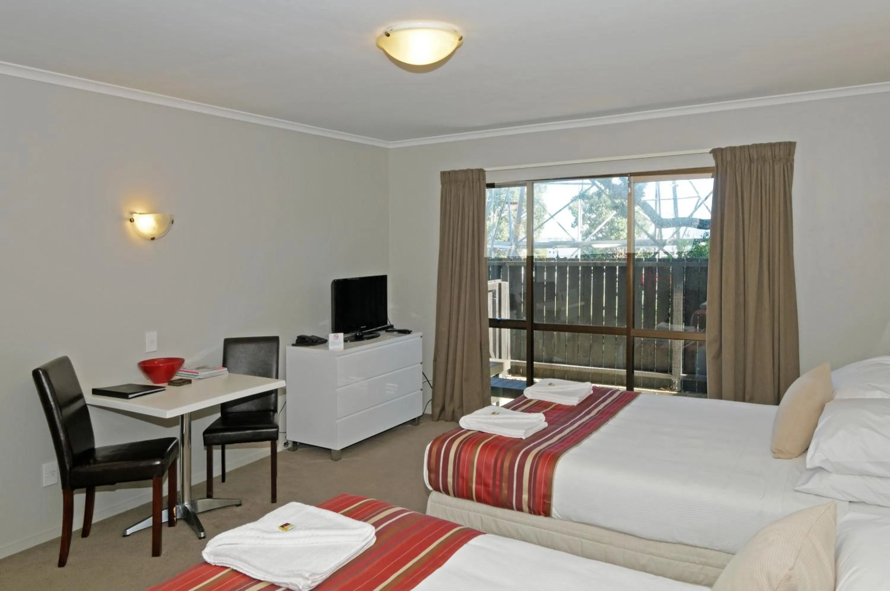 Day, Bed in Airport Harbour Motel