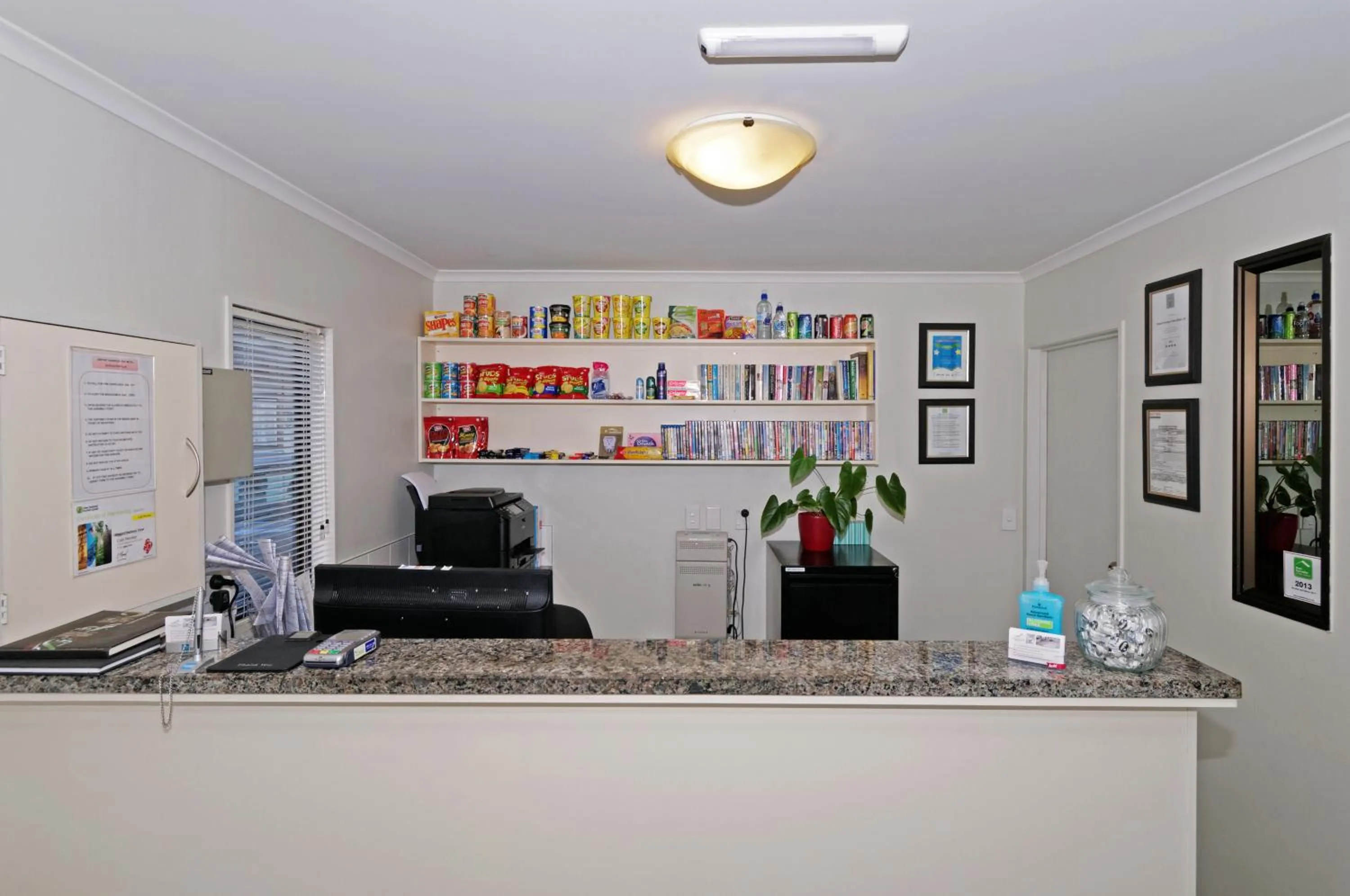 Lobby or reception in Airport Harbour Motel