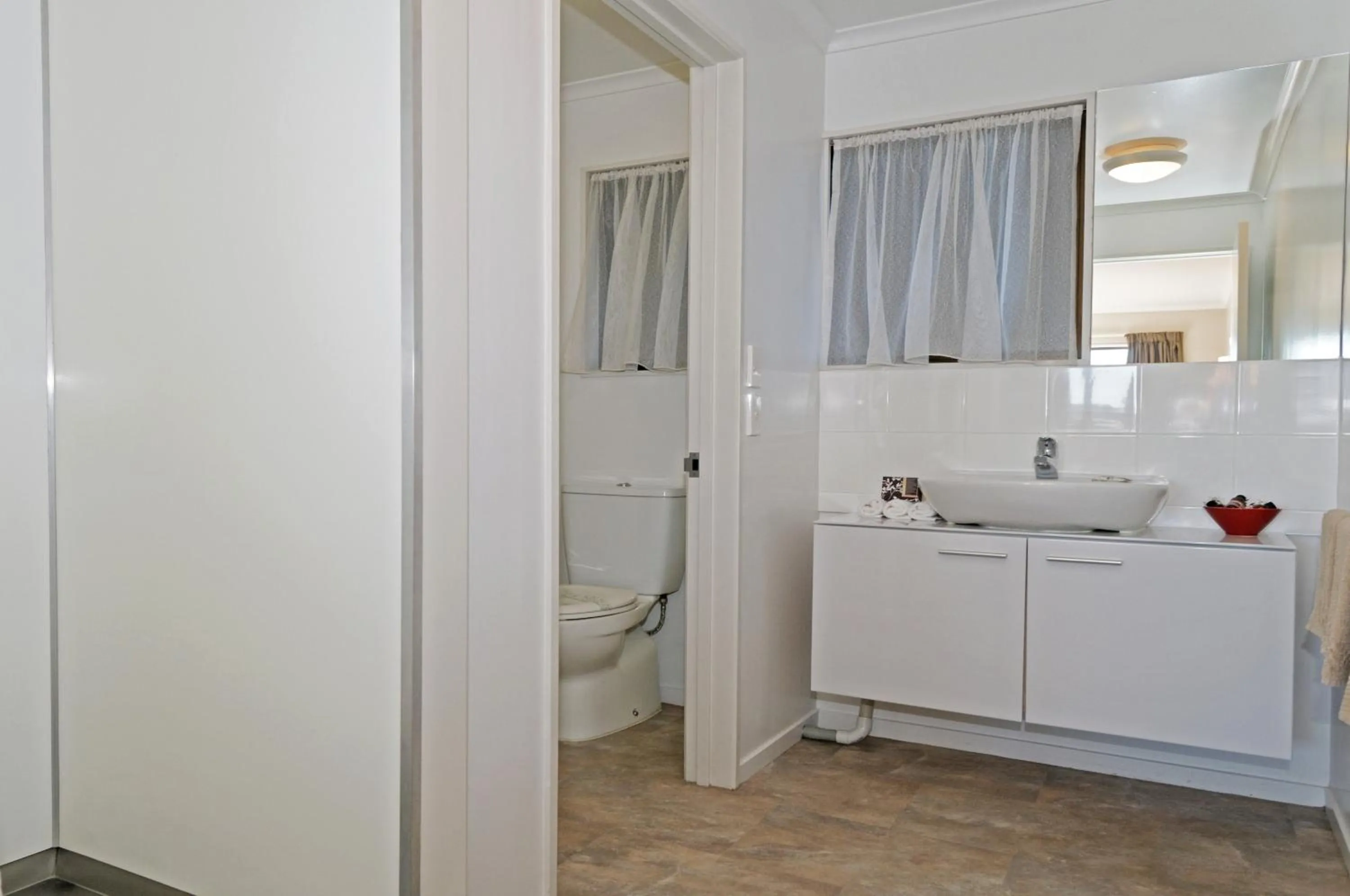 Bathroom in Airport Harbour Motel