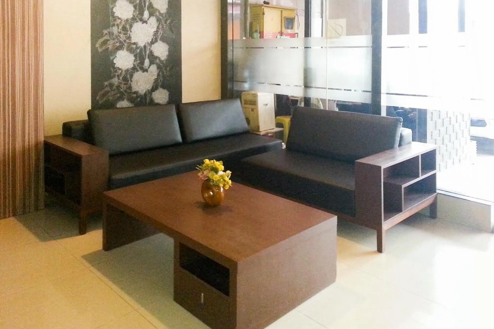 Seating area in Urbanview Trisula Hotel Makassar