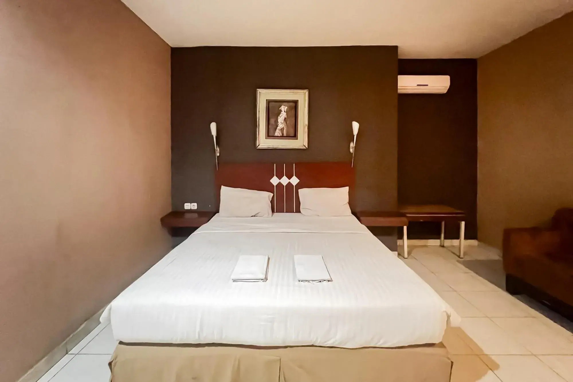 Superior Double Room in Urbanview Trisula Hotel Makassar Superior Double Room in Urbanview Trisula Hotel Makassar