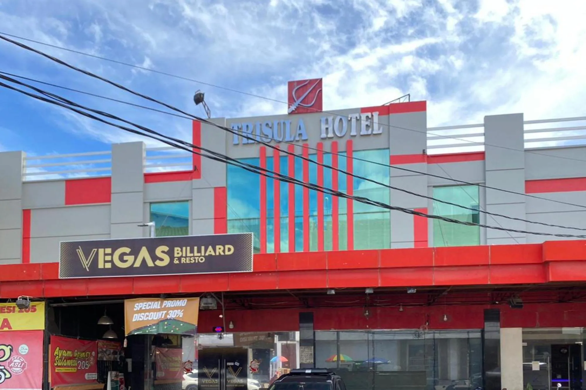 Facade/entrance in Urbanview Trisula Hotel Makassar