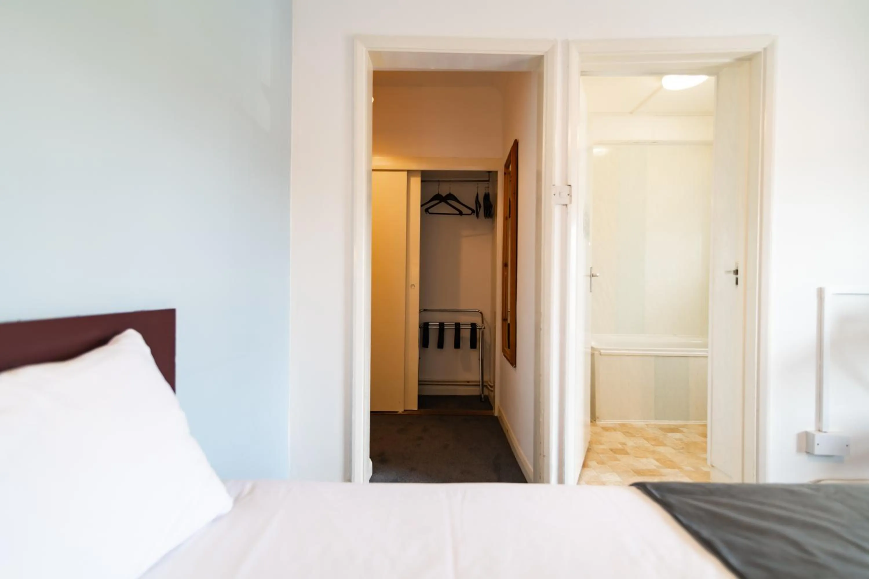 wardrobe, Bed in The Southcliff Hotel