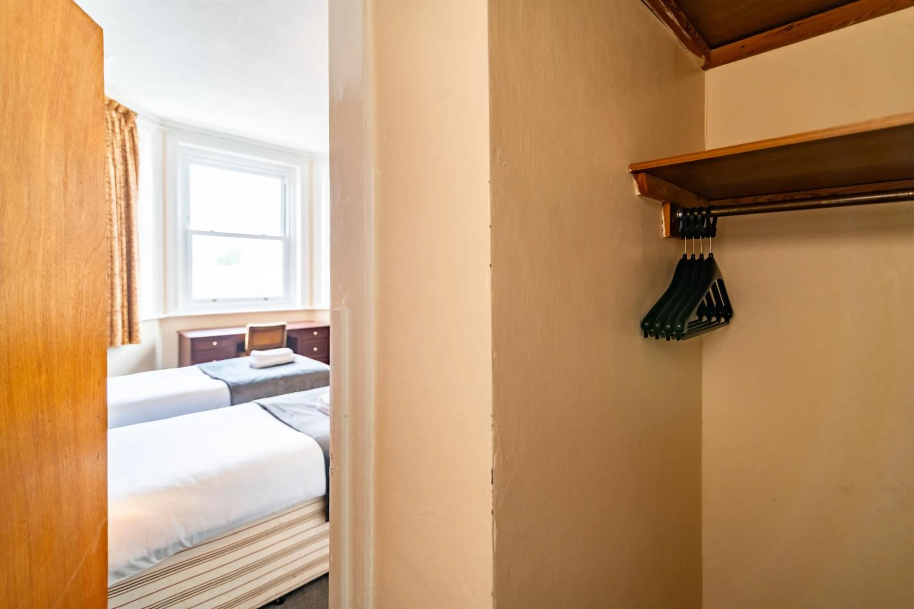 wardrobe, Bed in The Southcliff Hotel