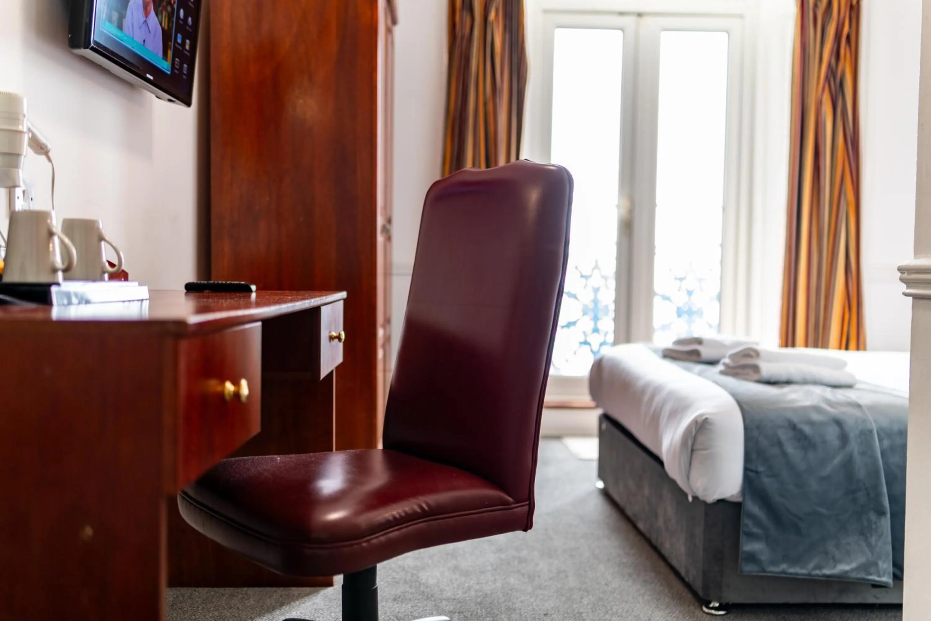 Seating area, Bed in The Southcliff Hotel