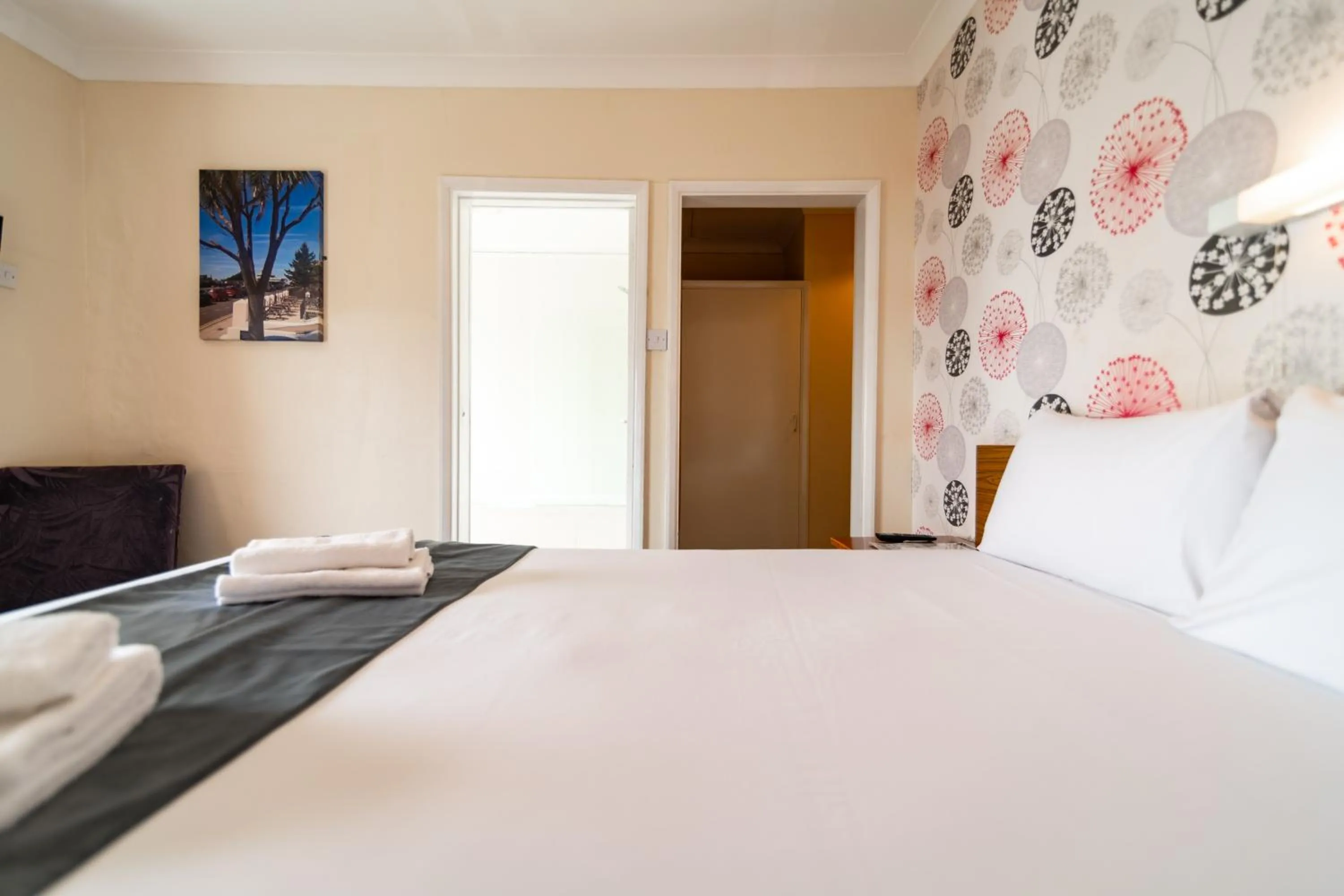 Photo of the whole room, Bed in The Southcliff Hotel