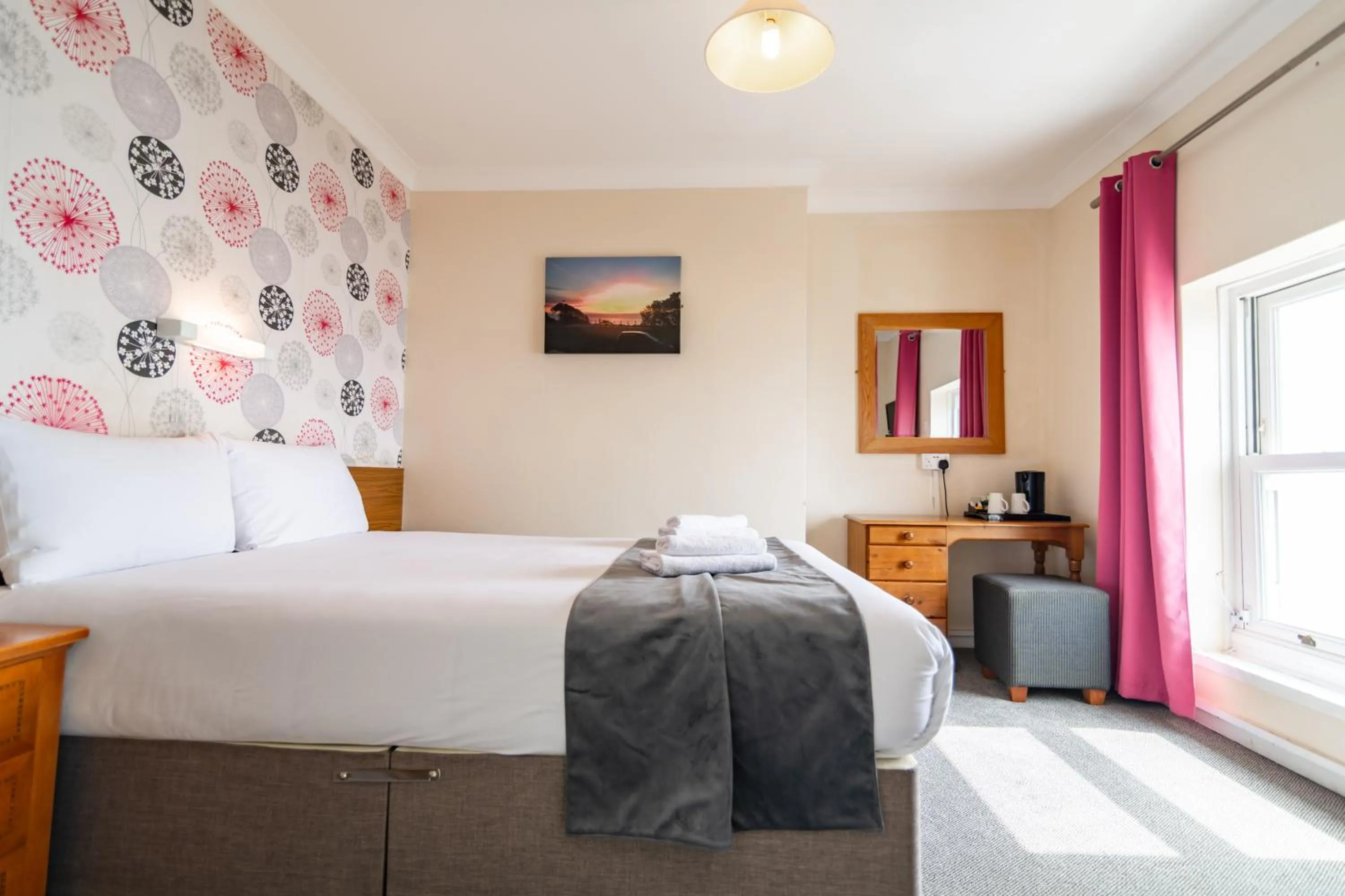 Photo of the whole room, Bed in The Southcliff Hotel