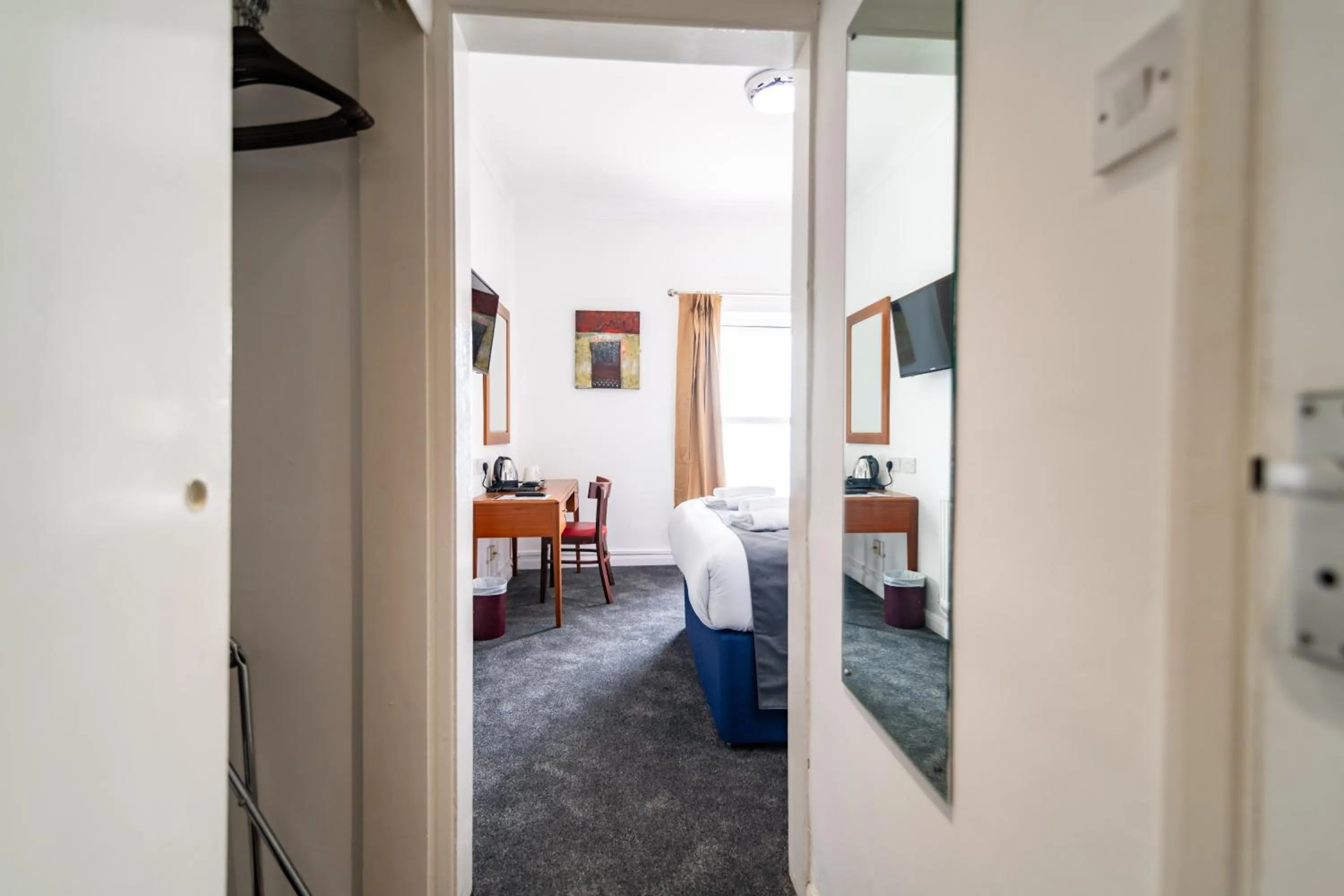 wardrobe, Bed in The Southcliff Hotel