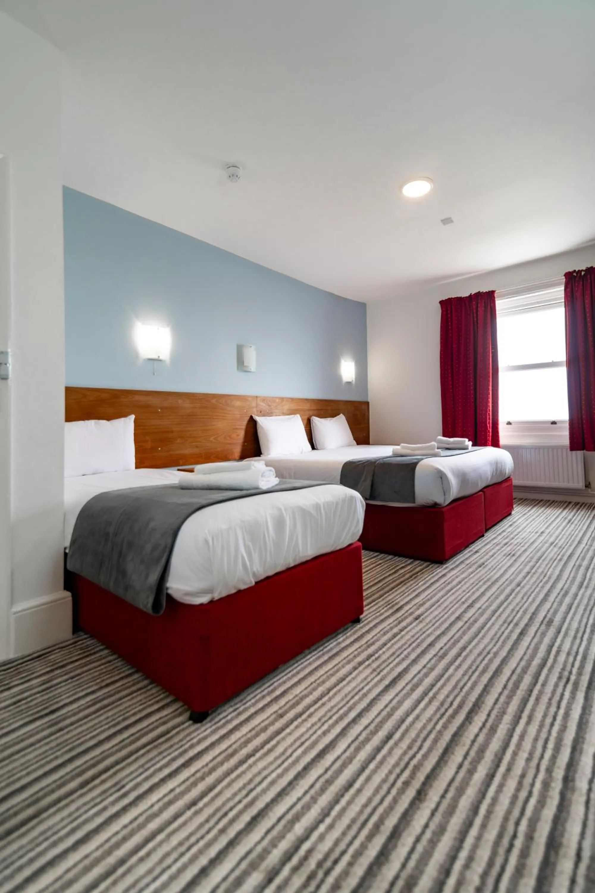 Photo of the whole room, Bed in The Southcliff Hotel