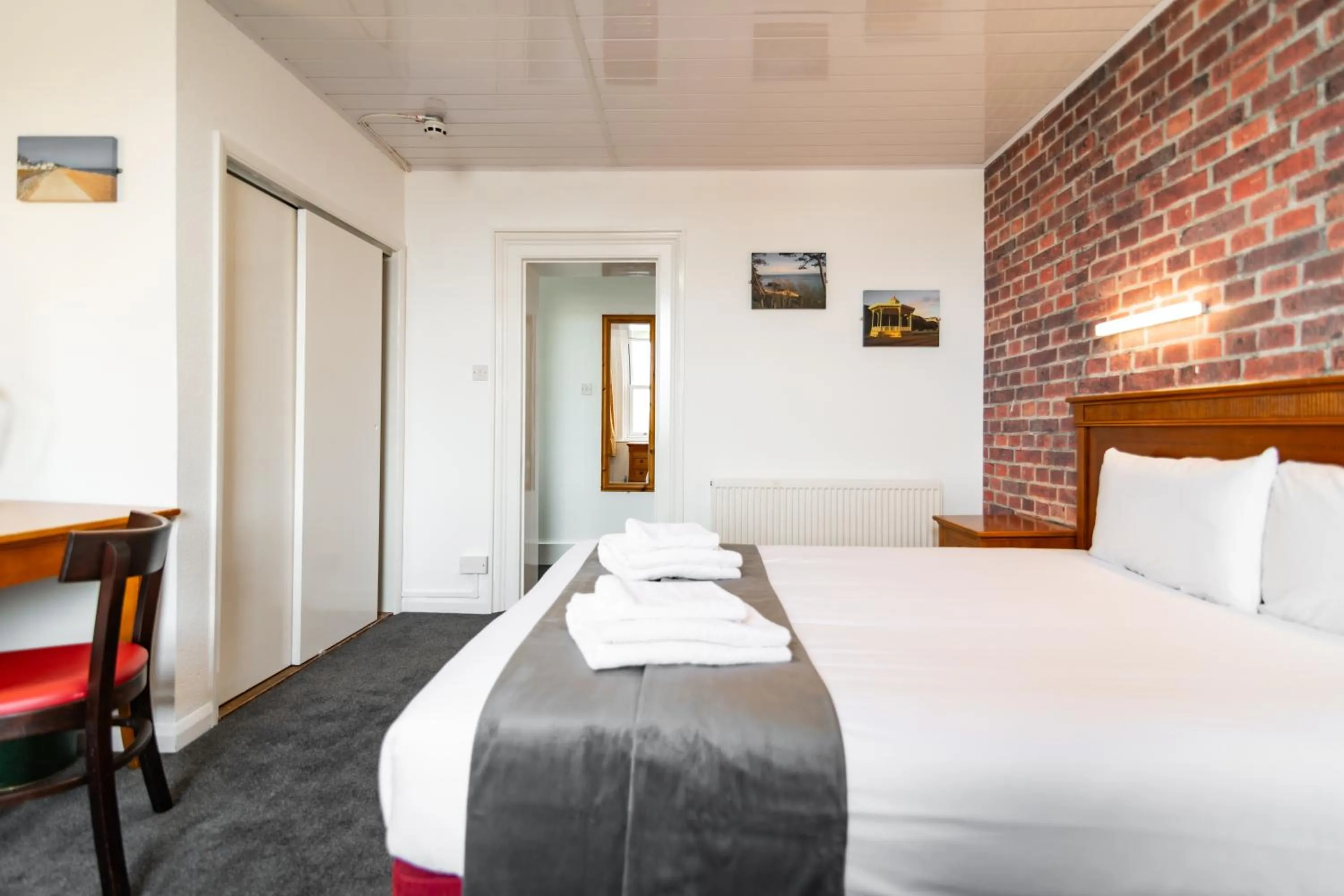 Photo of the whole room, Bed in The Southcliff Hotel