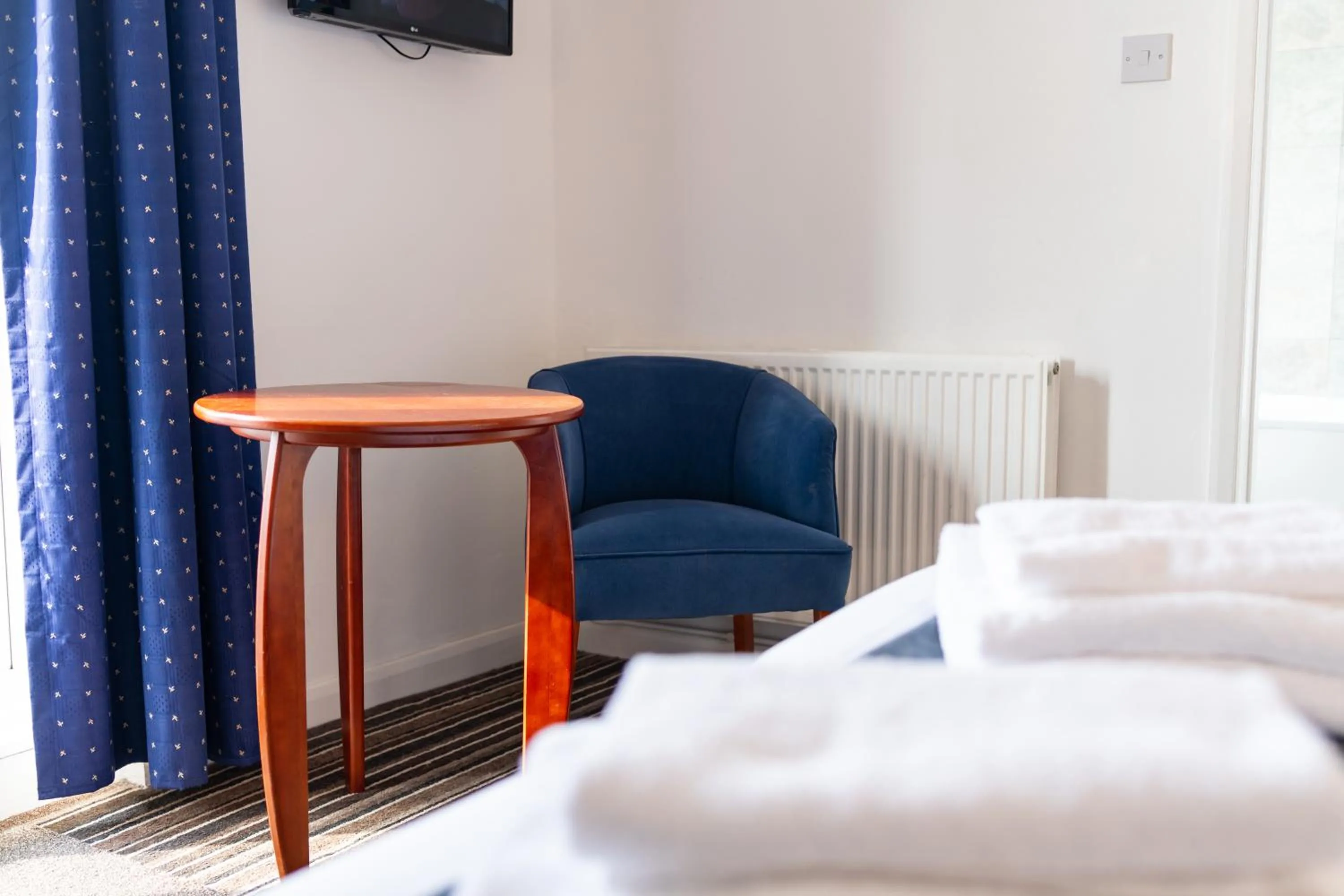 Seating area, Bed in The Southcliff Hotel