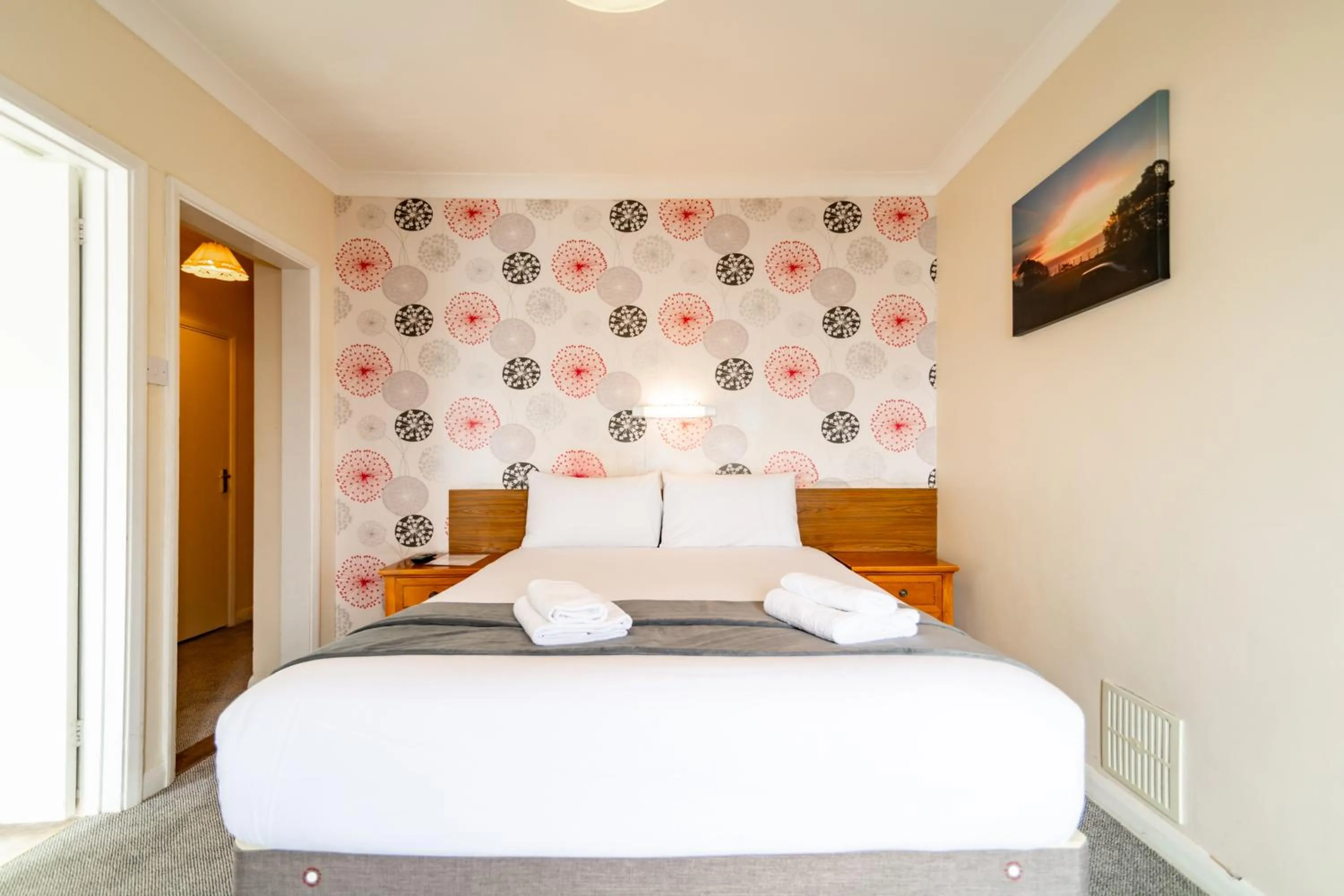 Photo of the whole room, Bed in The Southcliff Hotel