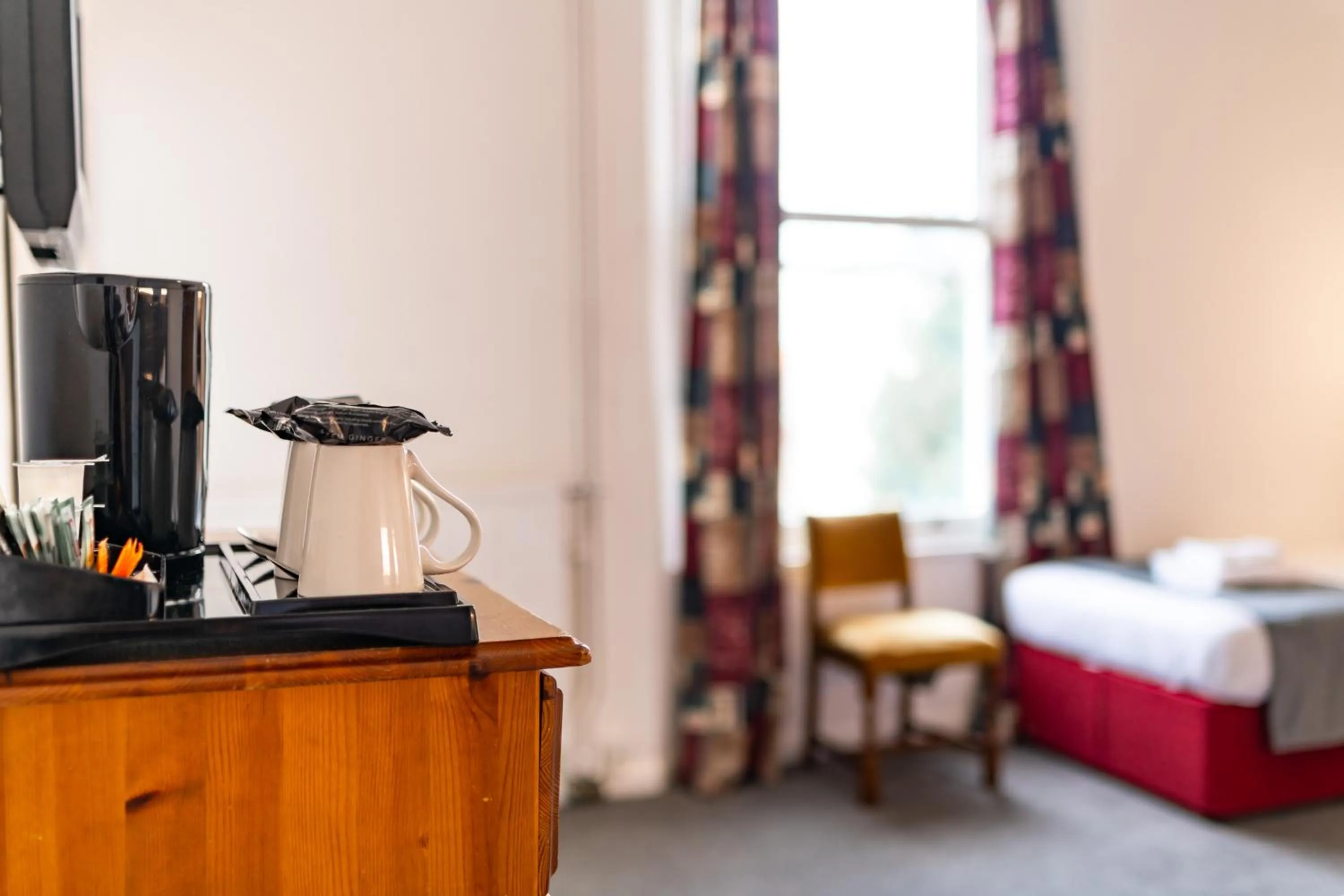 Coffee/tea facilities, Bed in The Southcliff Hotel