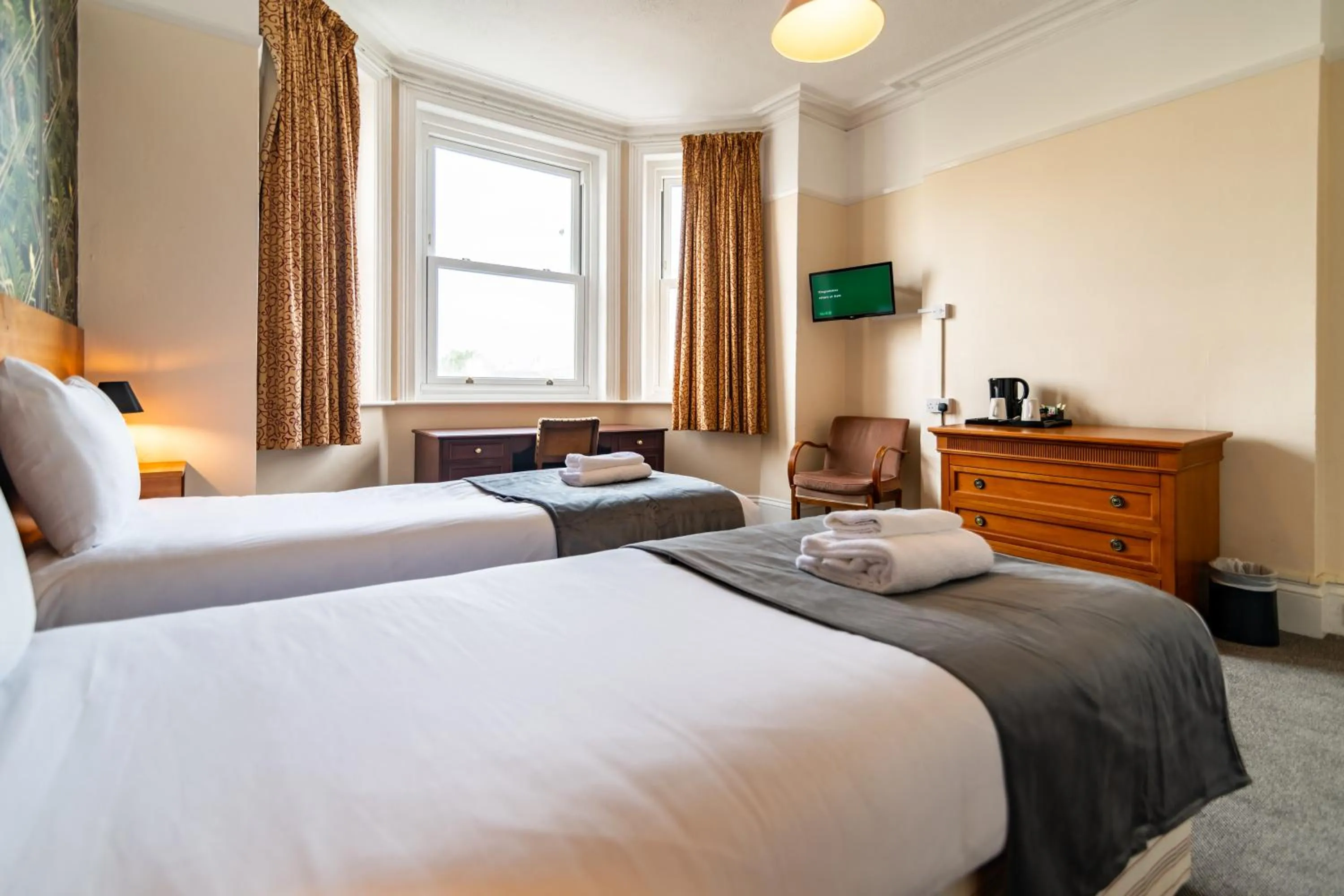 Bedroom, Bed in The Southcliff Hotel