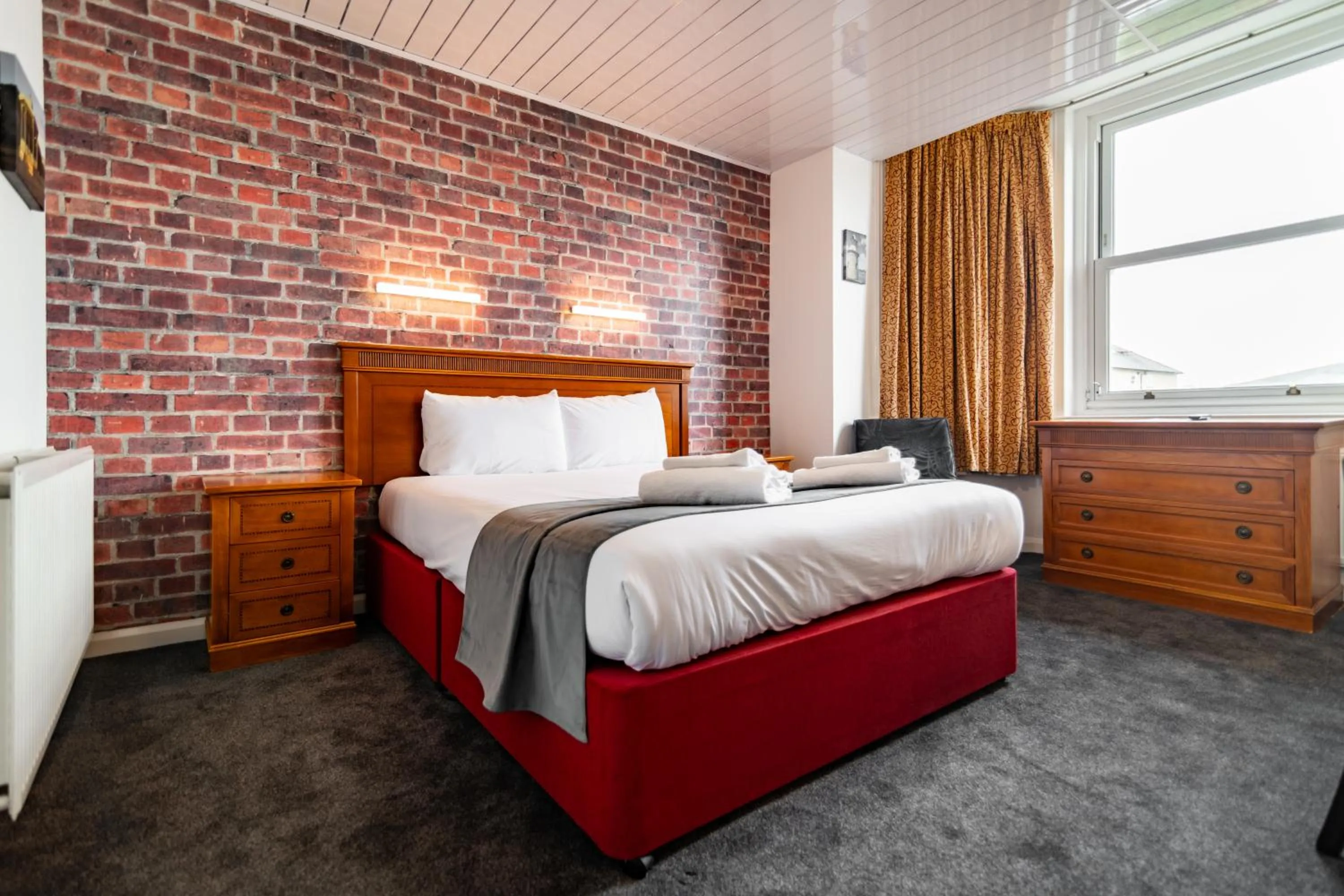 Photo of the whole room, Bed in The Southcliff Hotel