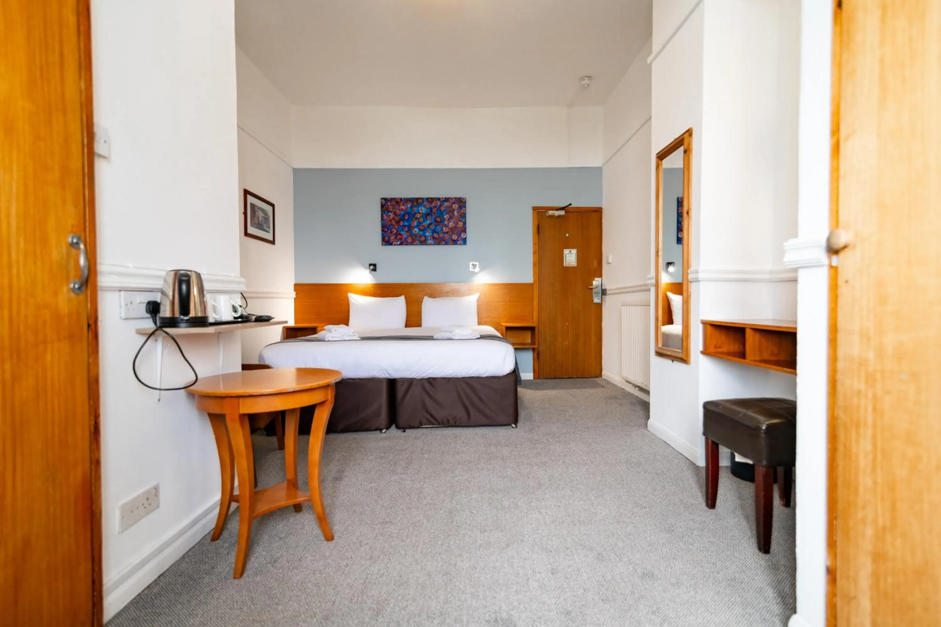 Photo of the whole room, Bed in The Southcliff Hotel