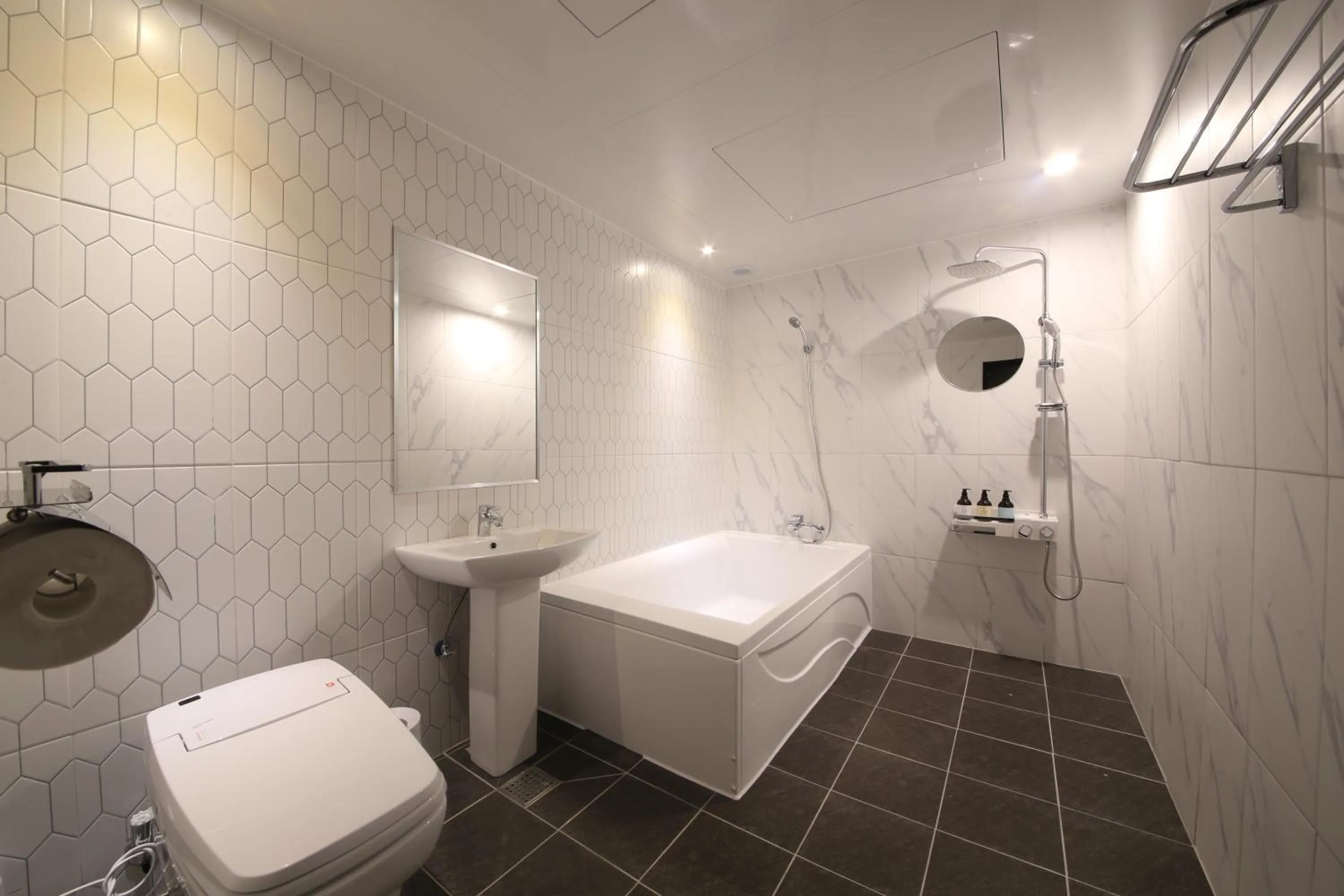 Bathroom in almond hotel Gupo station