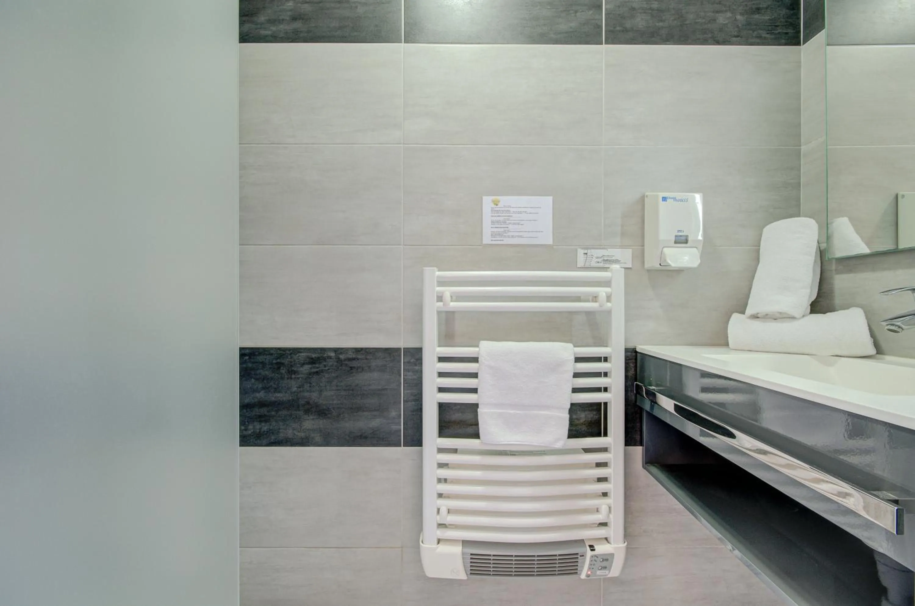 Bathroom, Bed in Hôtel Saint Louis